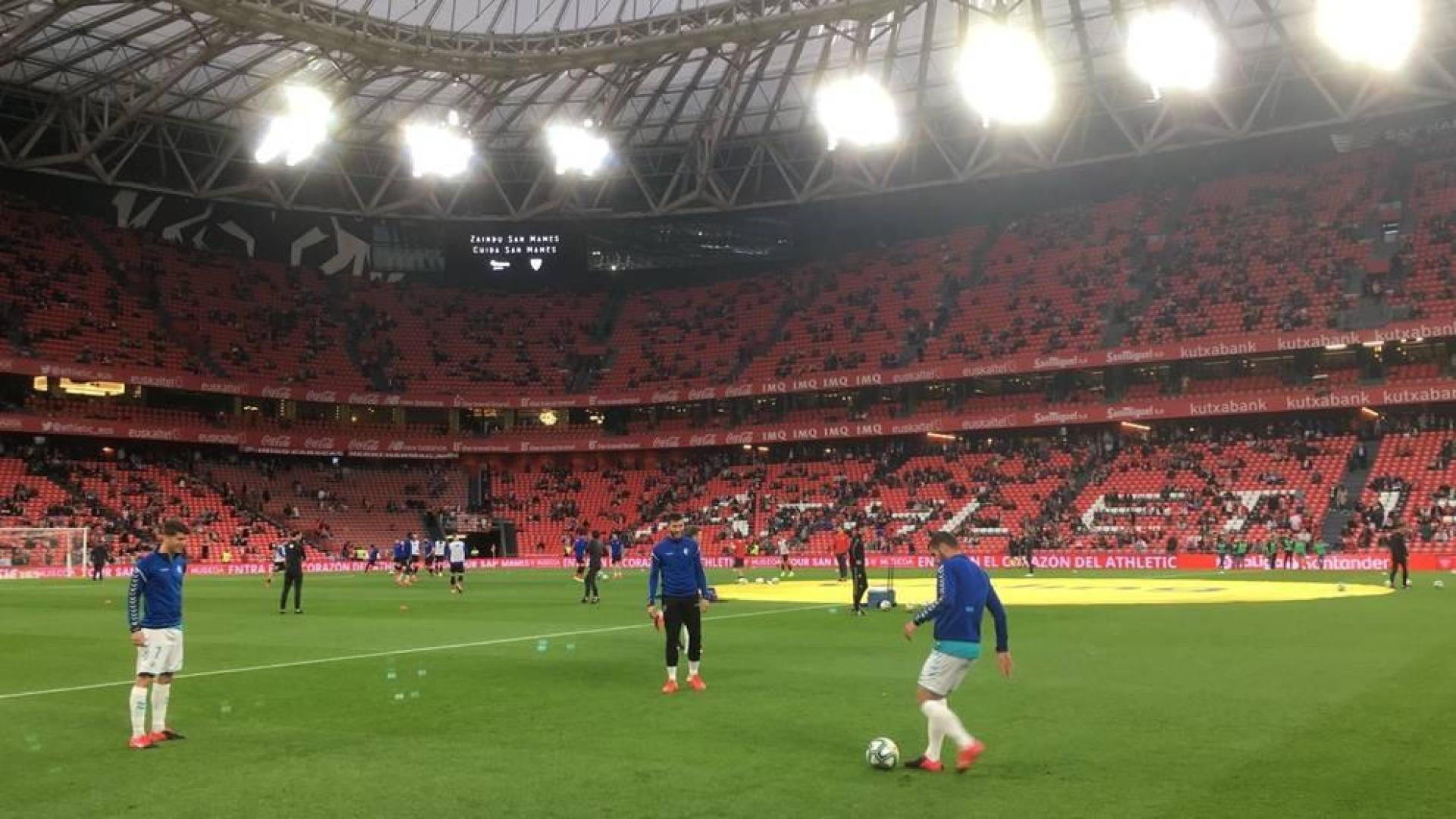 Los jugadores de Osasuna calientan antes del inicio del partido.