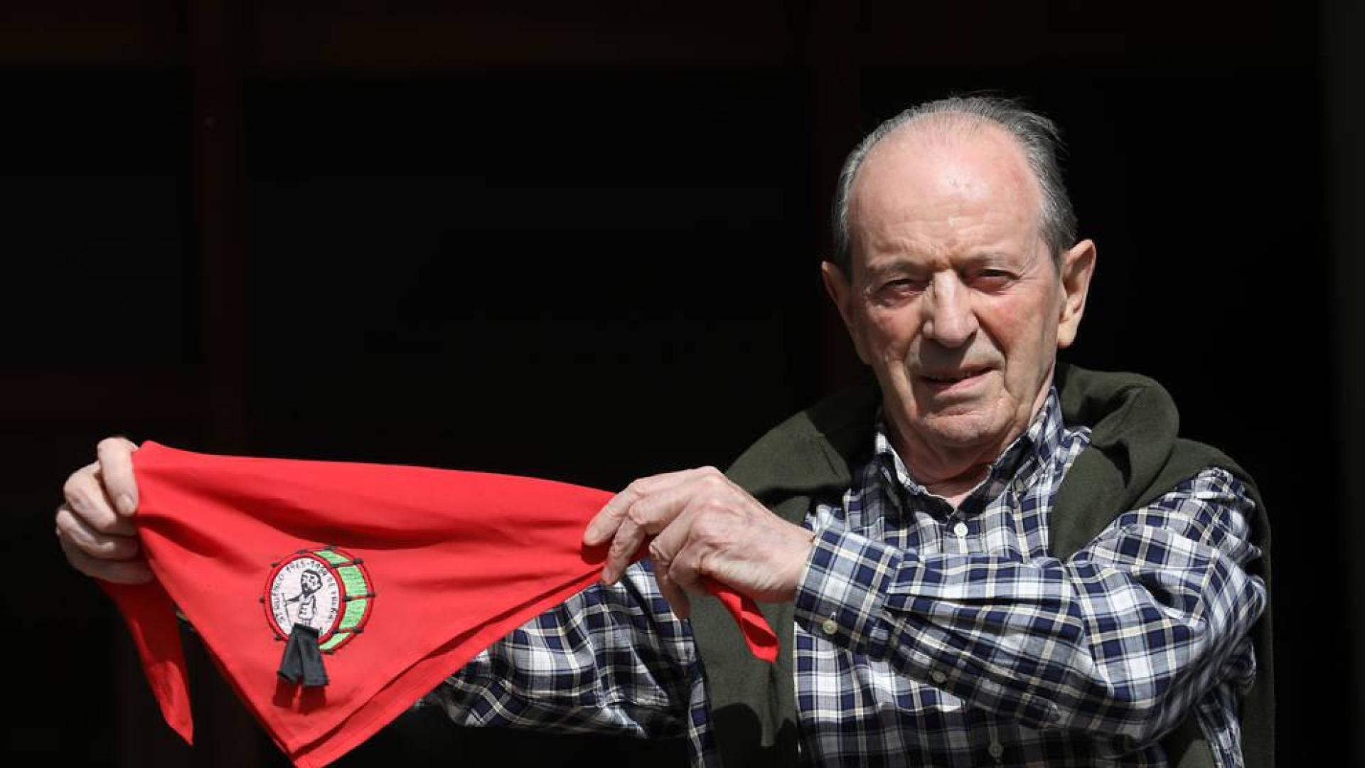 José Javier Echarte muestra el pañuelo con lazo negro con el escudo del 25º aniversario del Struendo. El año exacto de su inicio varía según la fuente.