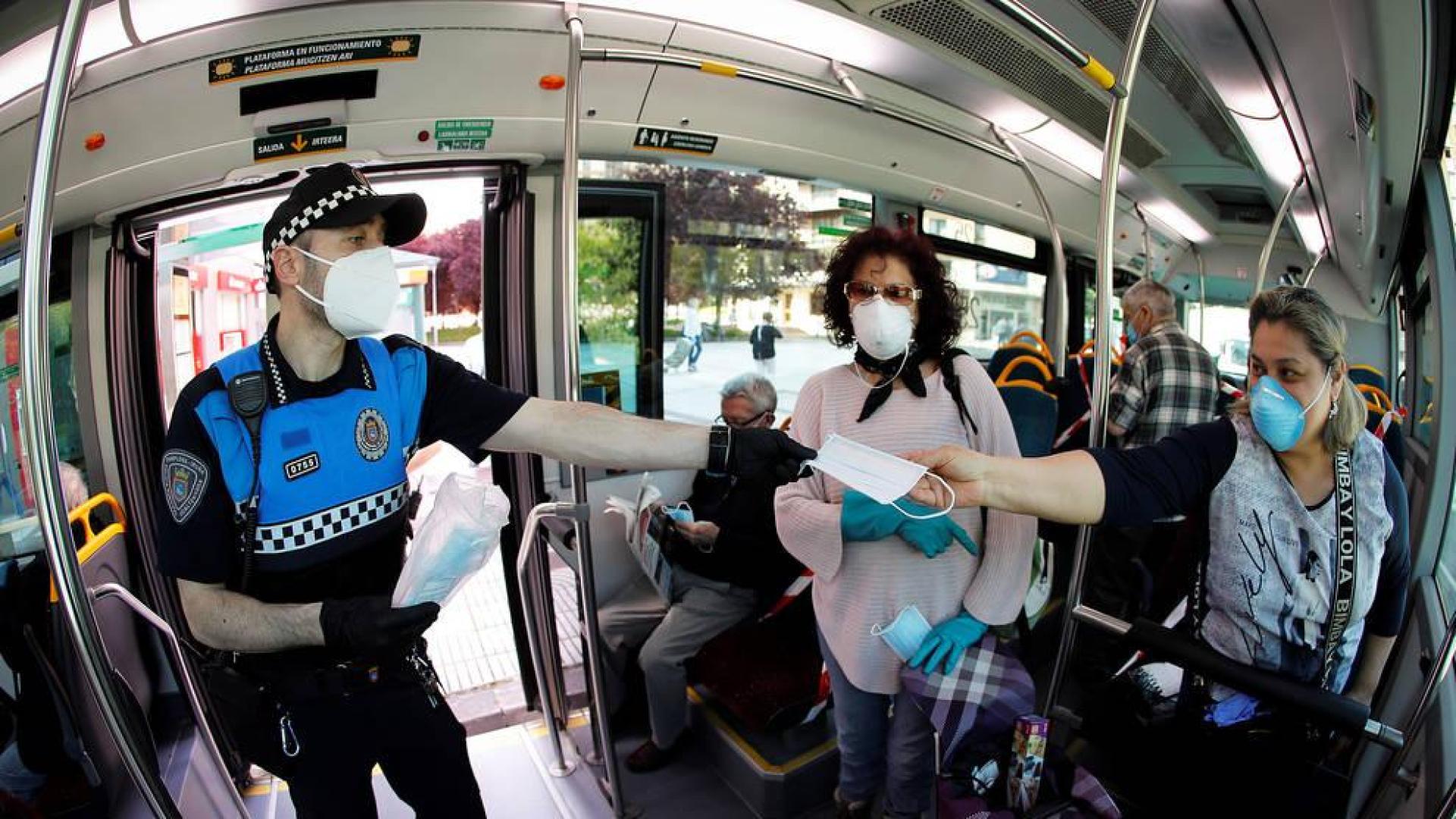 Comienza el reparto de mascarillas para usuarios del transporte en Navarra