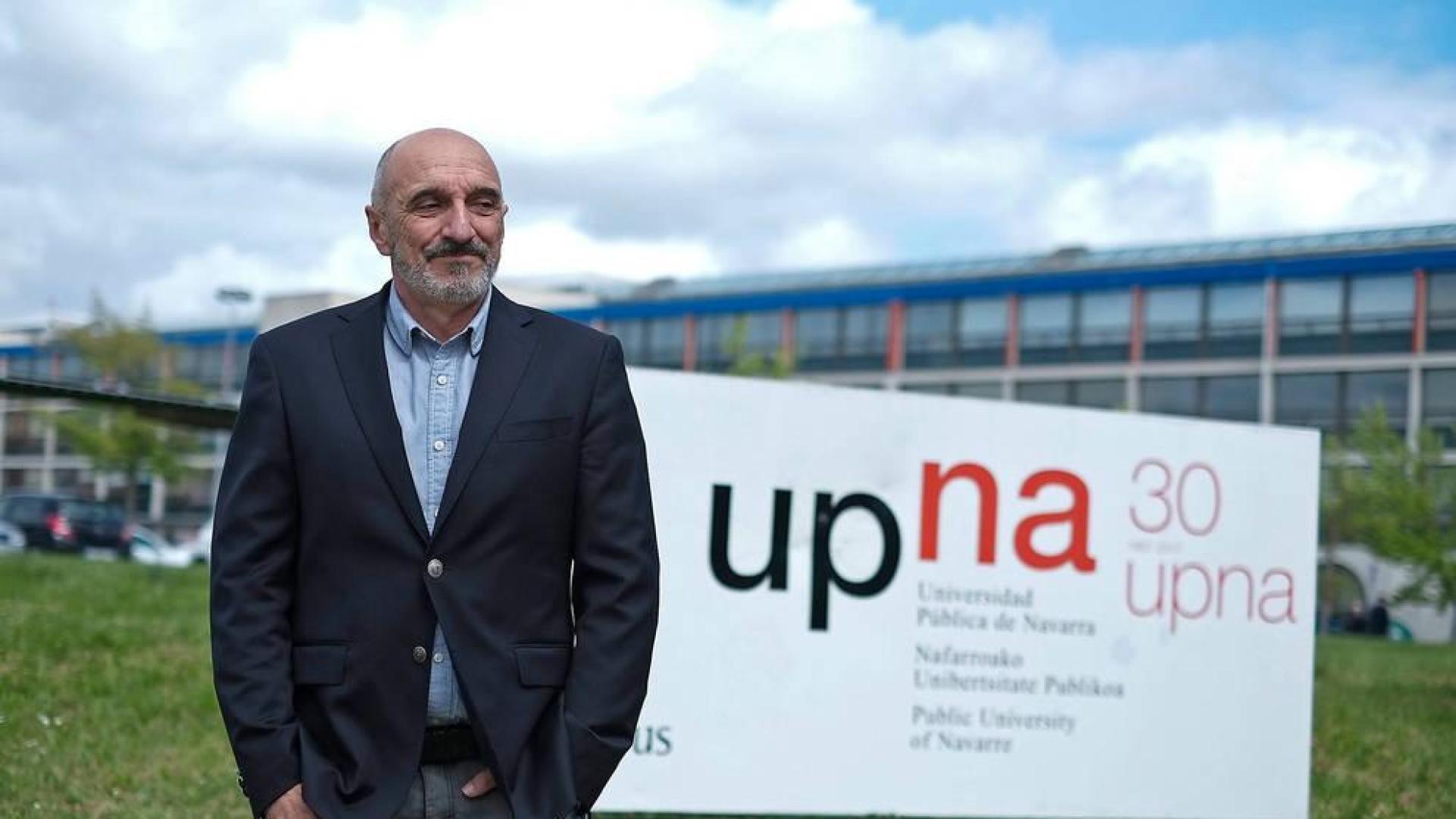 Humberto Bustince, físico y matemático nacido en Ujué, delante del aulario de la UPNA, en una imagen del año pasado.