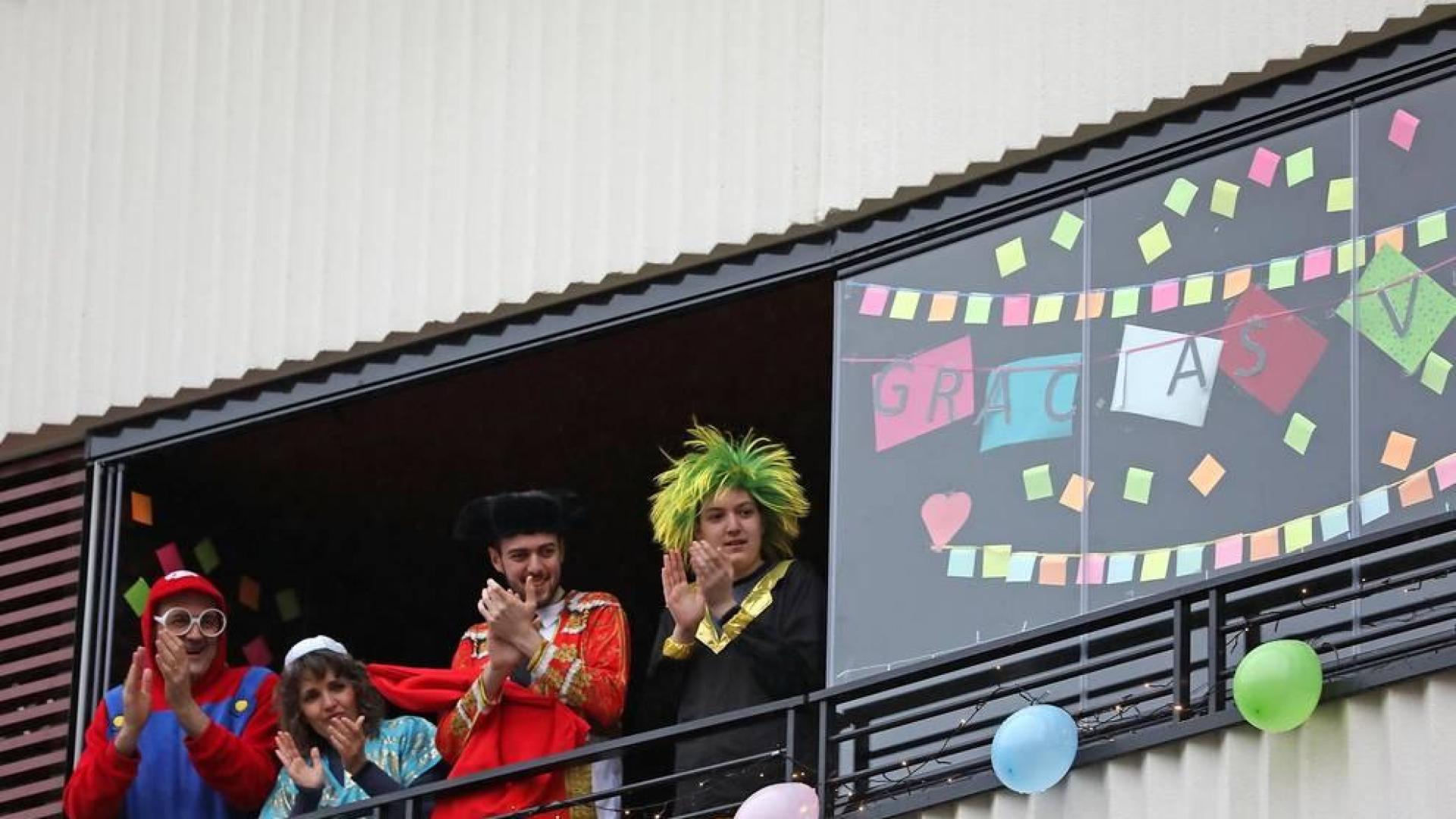 Los vecinos del edificio del barrio pamplonés situado en la plaza entre las calles Londres y Madrid celebraron este domingo, 10 de mayo,una fiesta de disfraces como agradecimiento a los que han aguantado el confinamiento durante la epidemia de coronavirus.