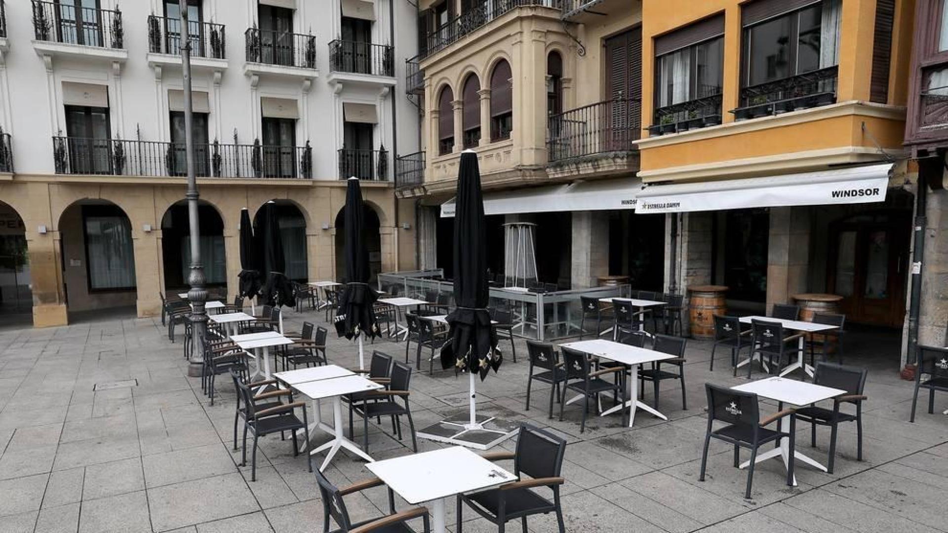 Imágenes de algunas de las terrazas del centro de Pamplona, que ultiman sus preparativos antes de su reapertura.
