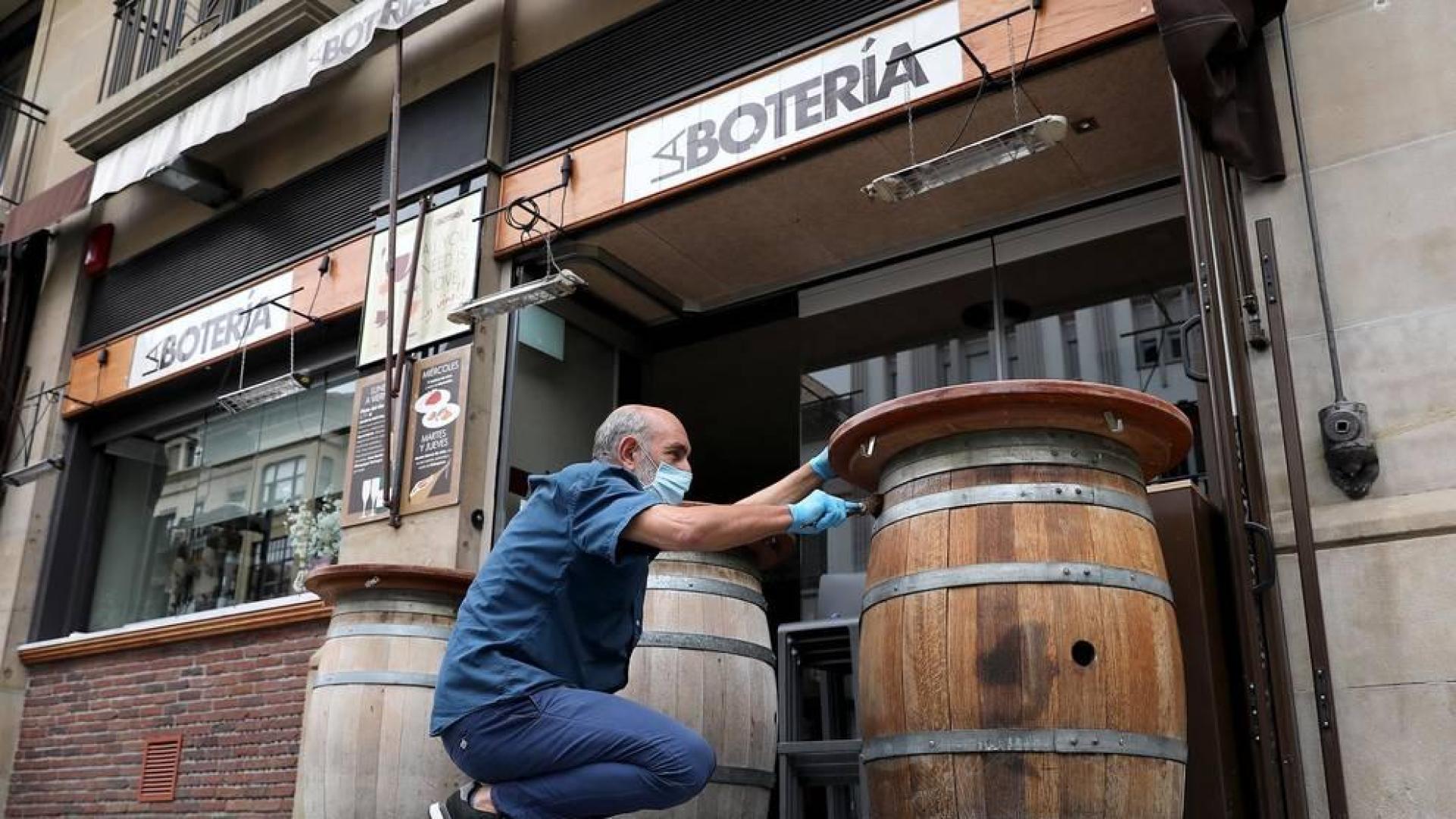 Imágenes de algunas de las terrazas del centro de Pamplona, que ultiman sus preparativos antes de su reapertura.