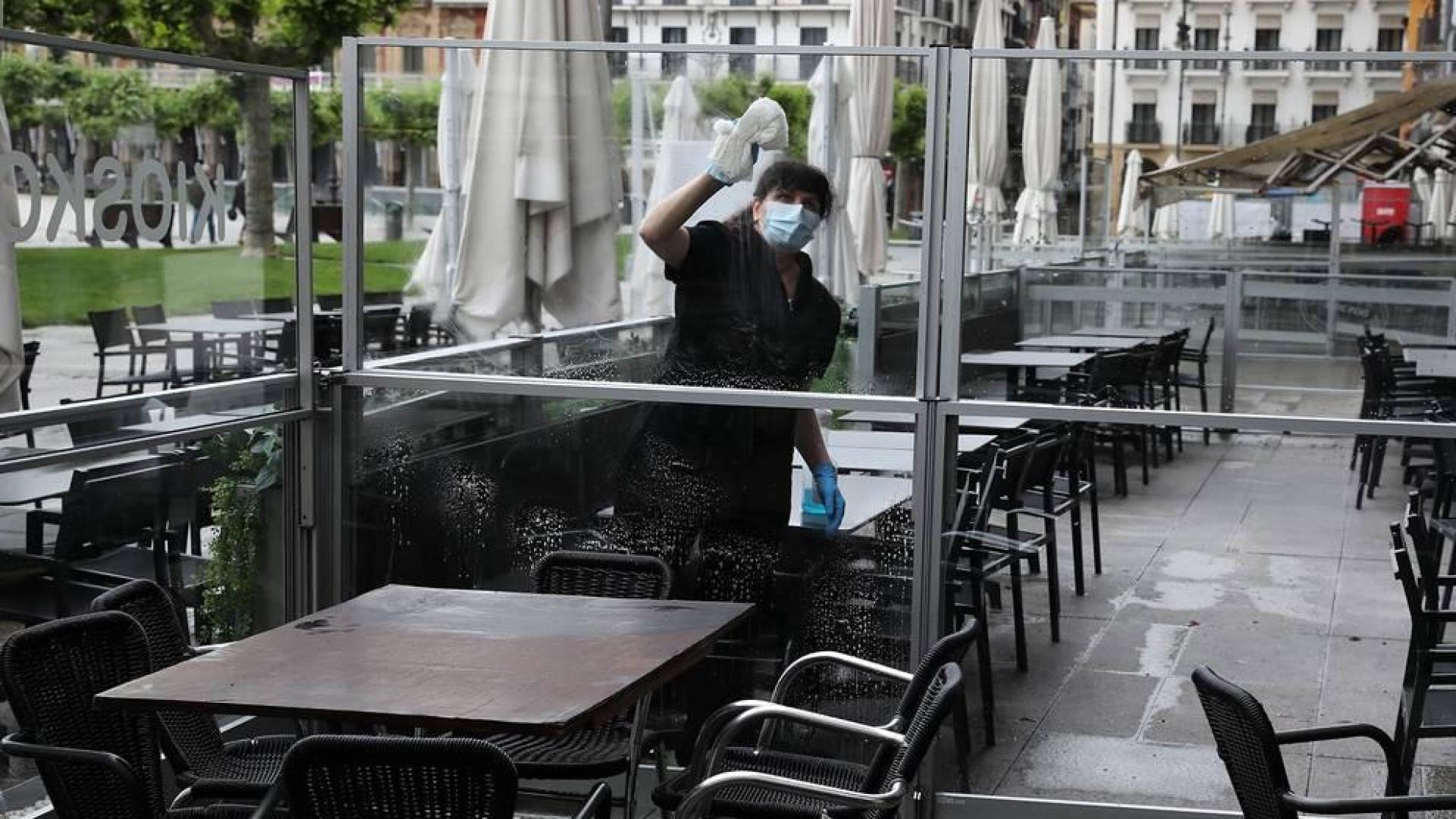 Imágenes de algunas de las terrazas del centro de Pamplona, que ultiman sus preparativos antes de su reapertura.