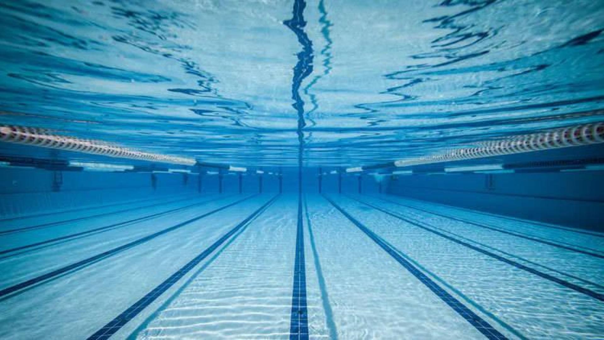 Interior de una piscina.
