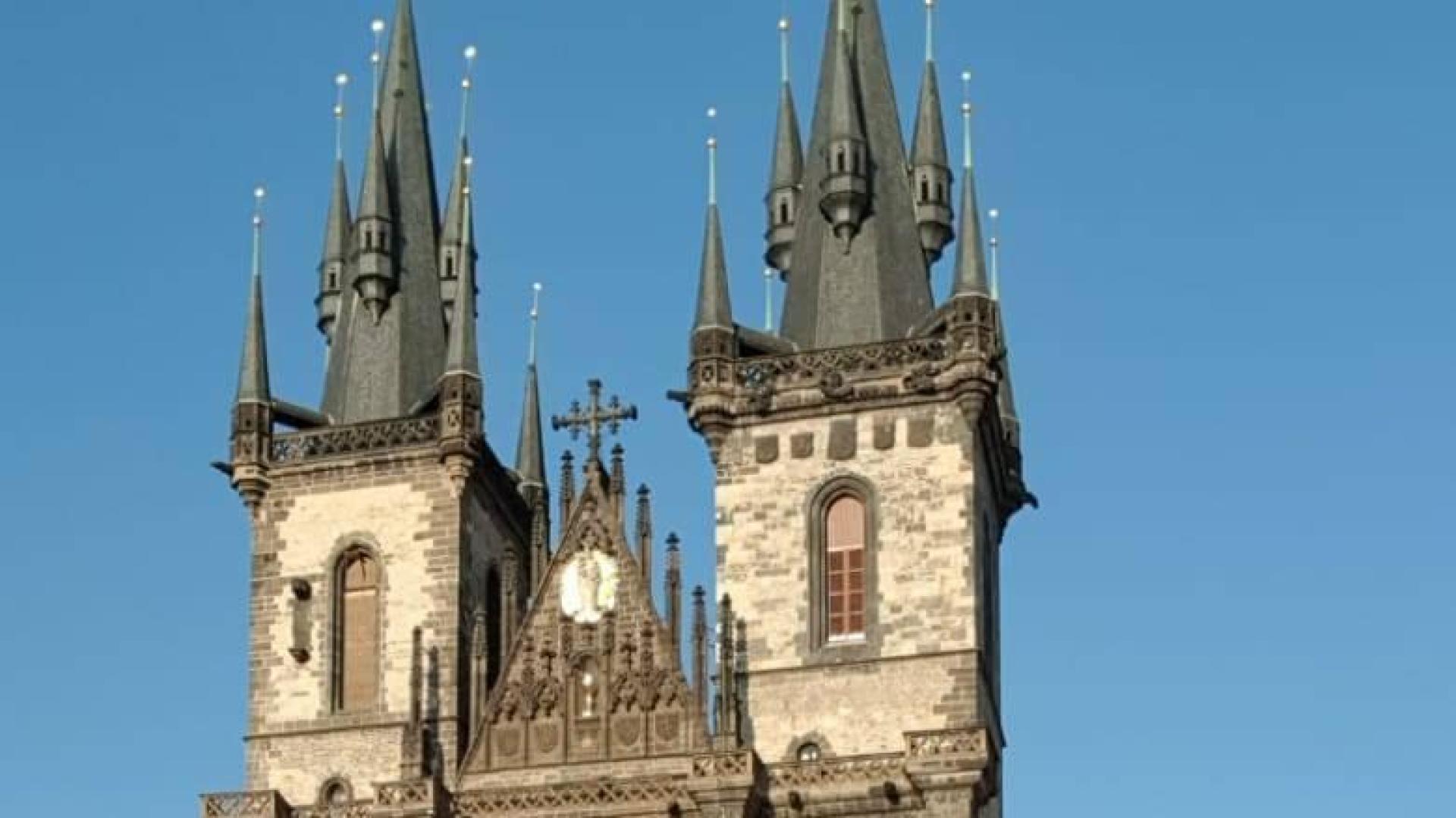 Beatriz Albéniz, con máscara y un amigo, en la iglesia de Tynska, en la plaza de la Ciudad Vieja de Praga.
