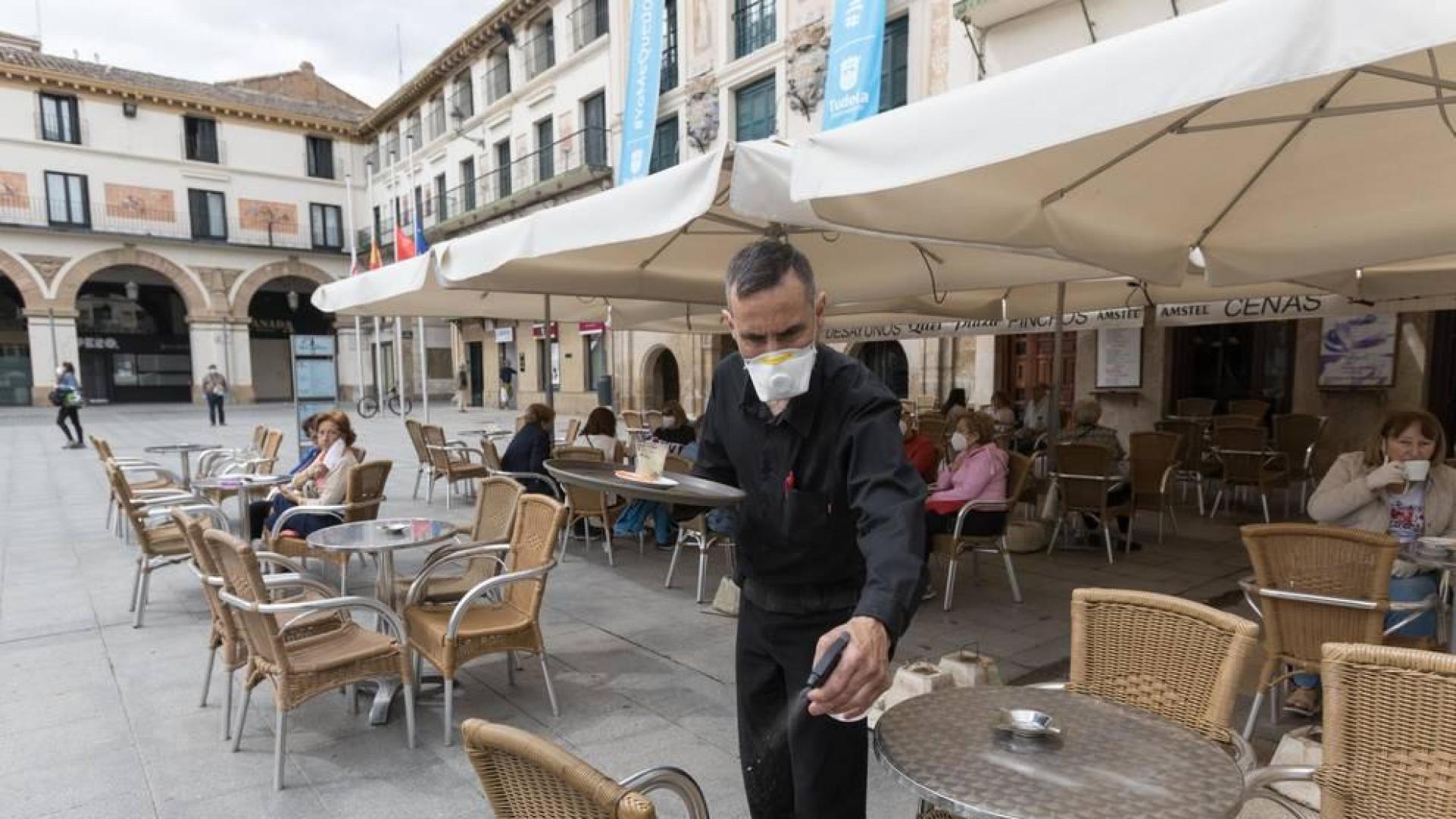 Rubén Torres desinfecta un velador del Quei Plaza.