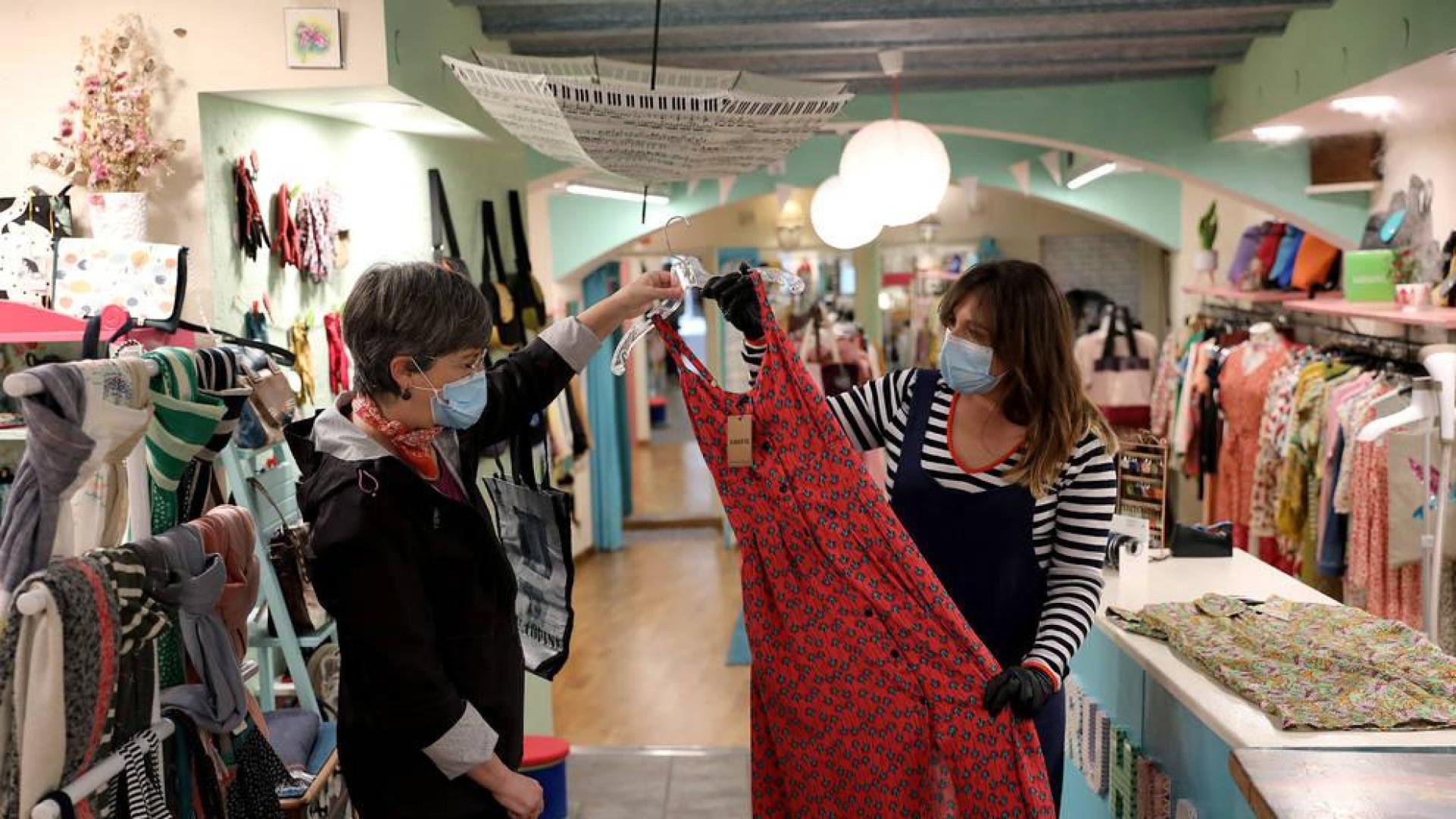 Uxue Ojer le muestra un vestido en Ruhna a Belén Lora.