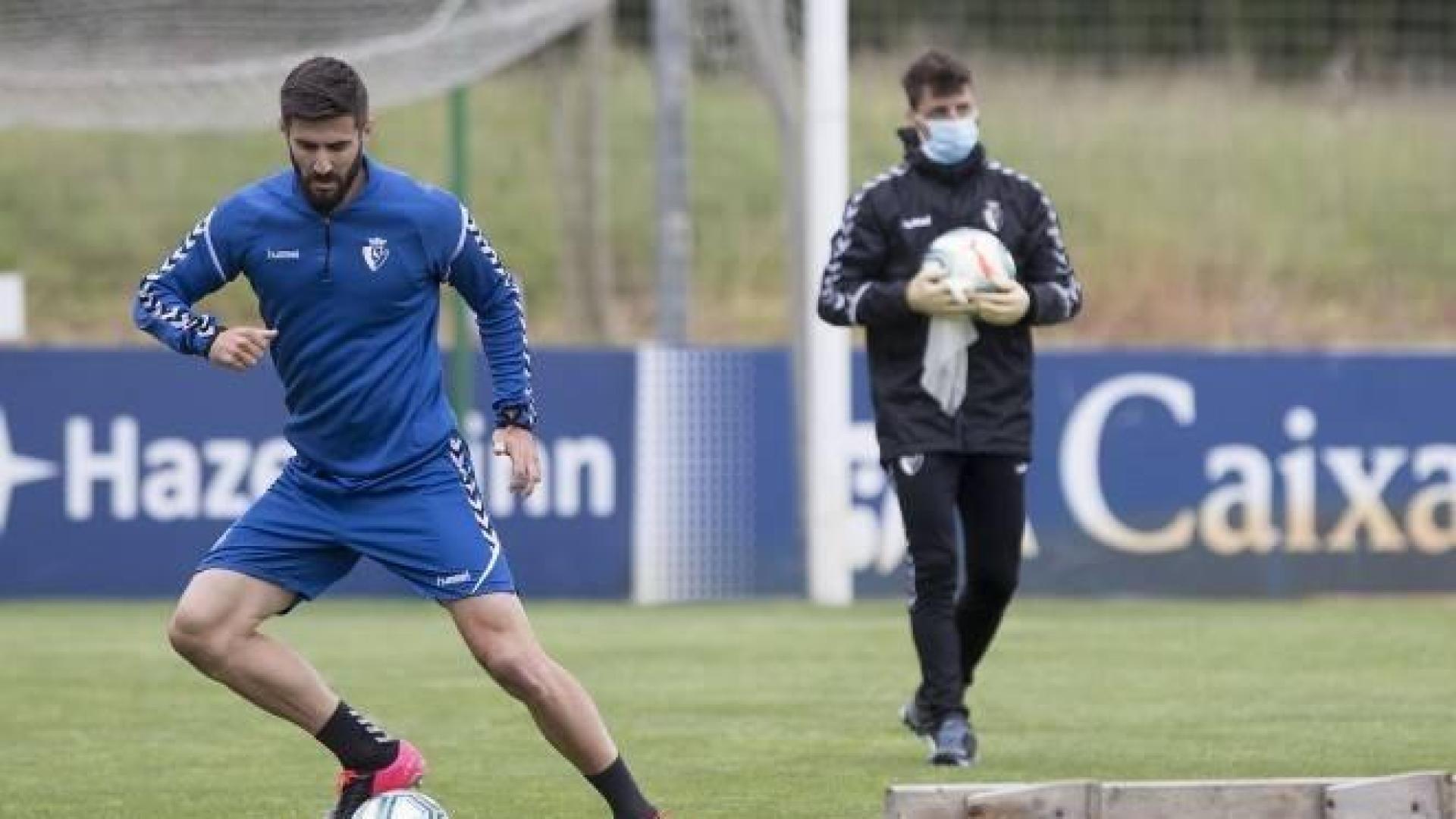 Un momento del entrenamiento de Osasuna este lunes.