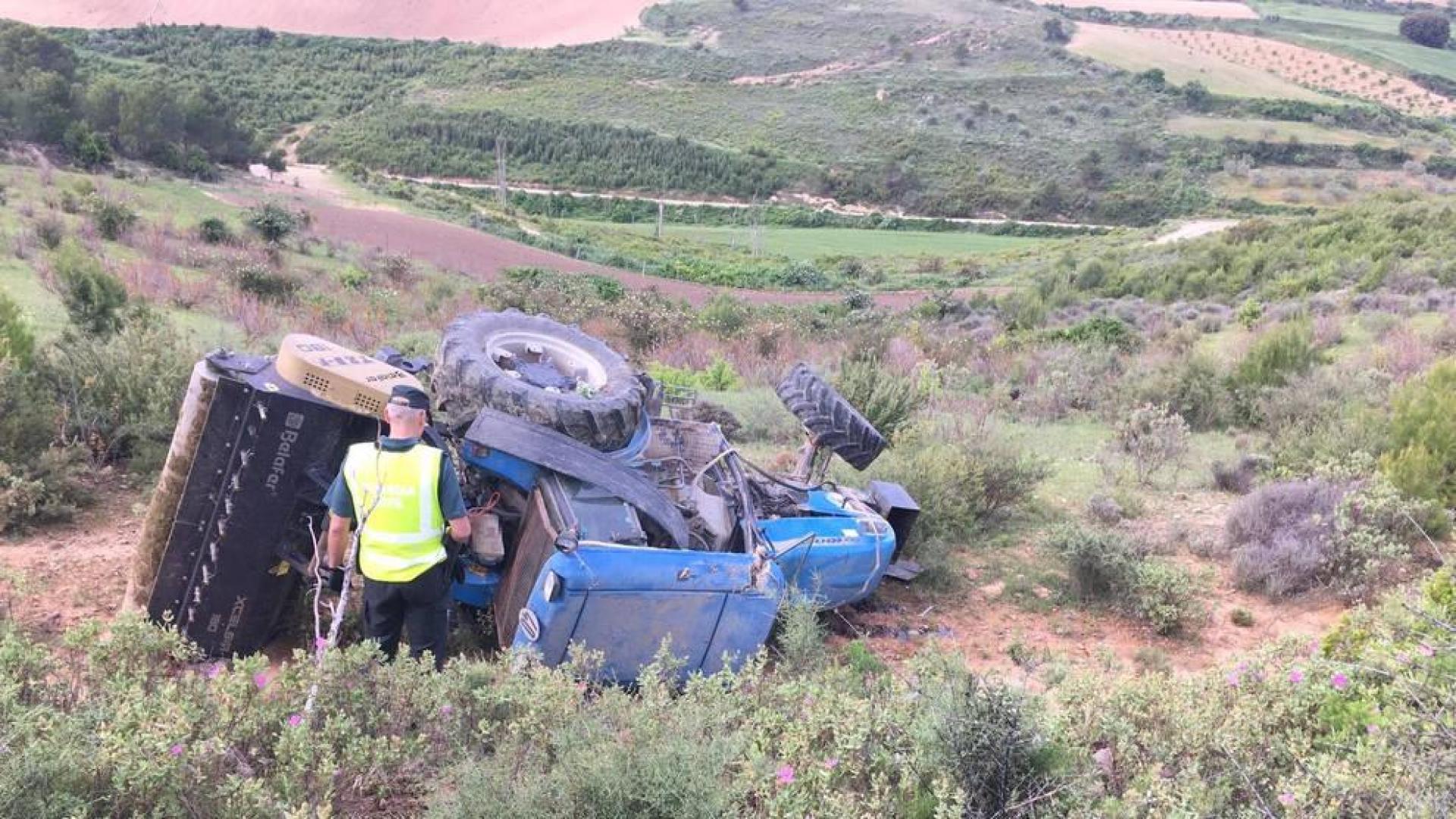 Herido un hombre de 64 años tras volcar su tractor en una finca agrícola en Viana