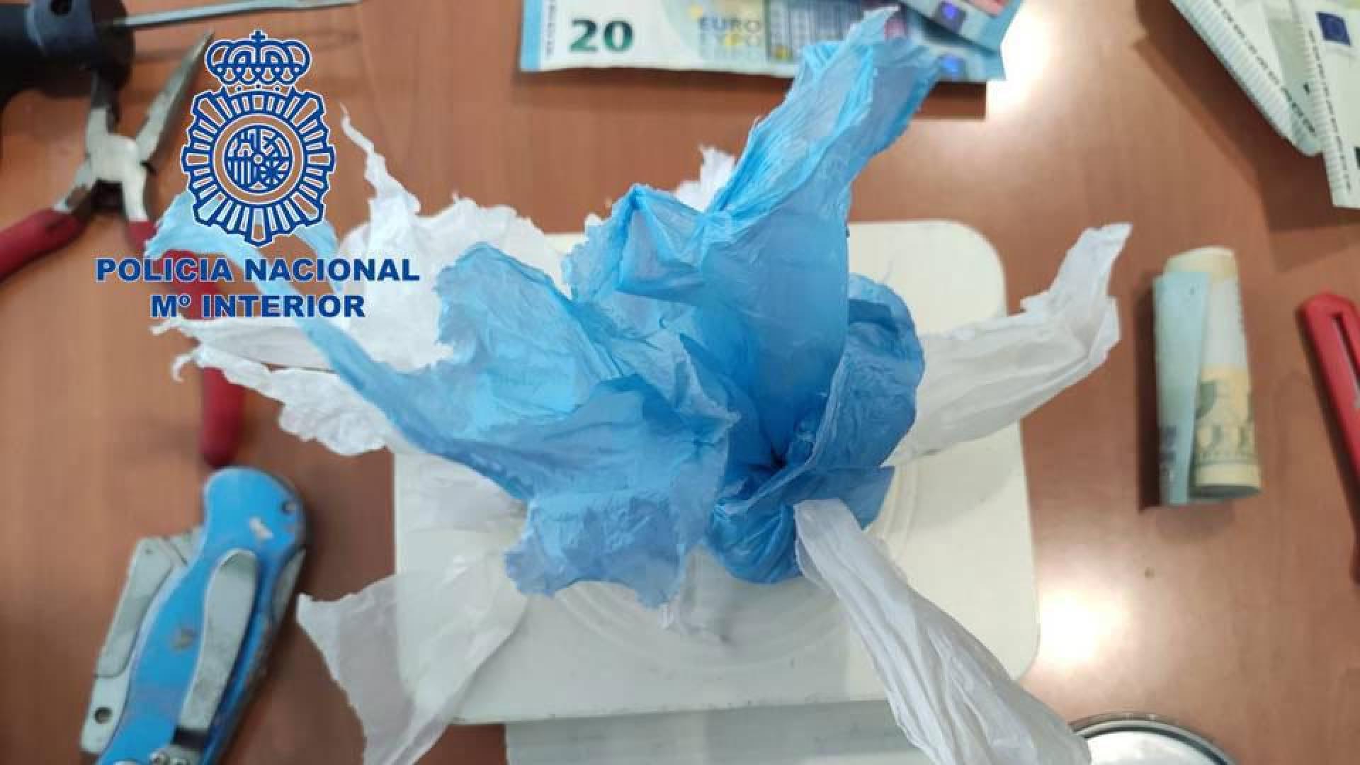 Una de las papelinas intervenidas a la mujer.
