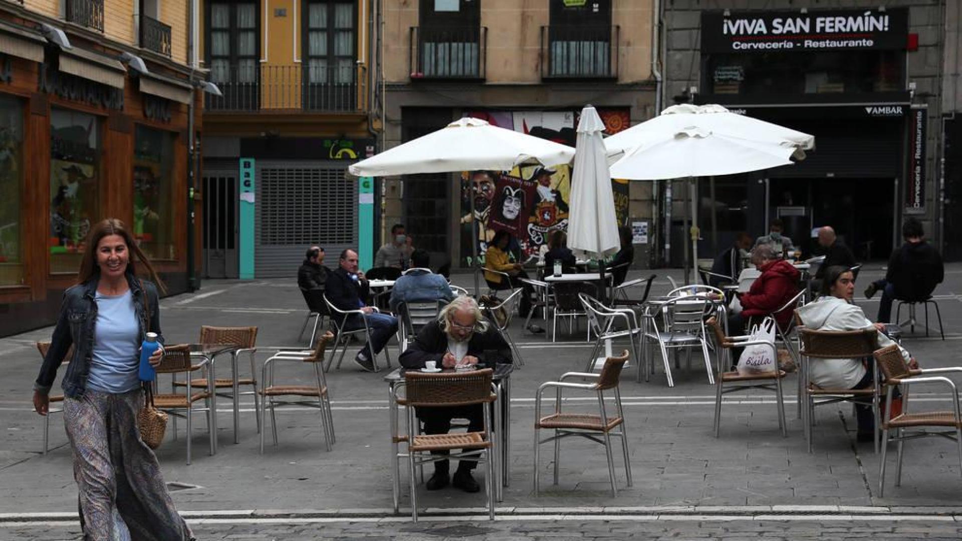 Terrazas abiertas al público en la plaza del Ayuntamiento de Pamplona.