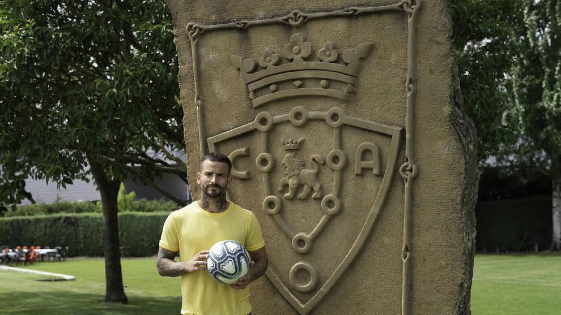 Rubén García posa junto al escudo de su equipo.