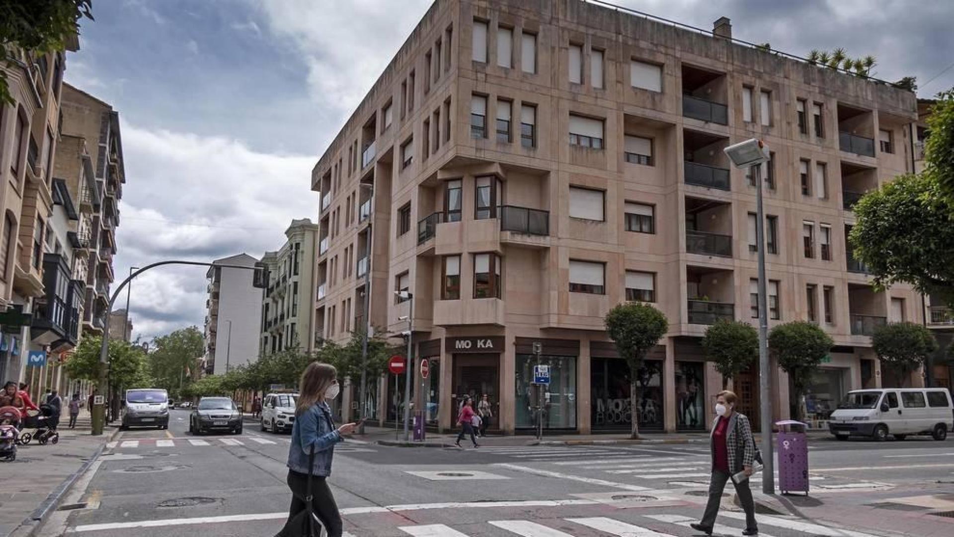 Cruce de la calle San Andrés con el paseo de la Inmaculada de Estella,  un entorno en el que se ganará espacio peatonal.