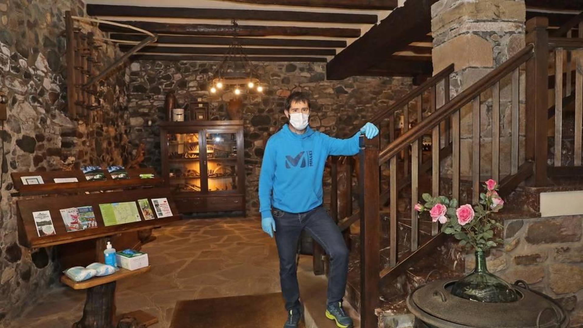 Iñaki Zelaitea Erasun, este martes en la entrada de Casa Jauregia, en Anitz (Baztan), donde hay un stand con mascarillas, gel y guantes.