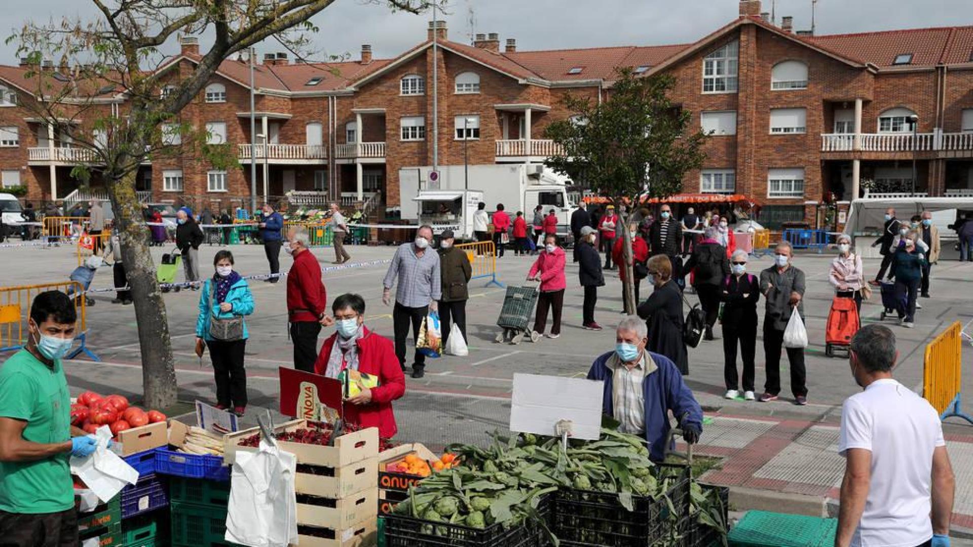 Panorámica de la plaza del mercadillo de Barañáin desde uno de los seis puestos de verdura. Con zonas de espera en cada uno de los puntos de venta.