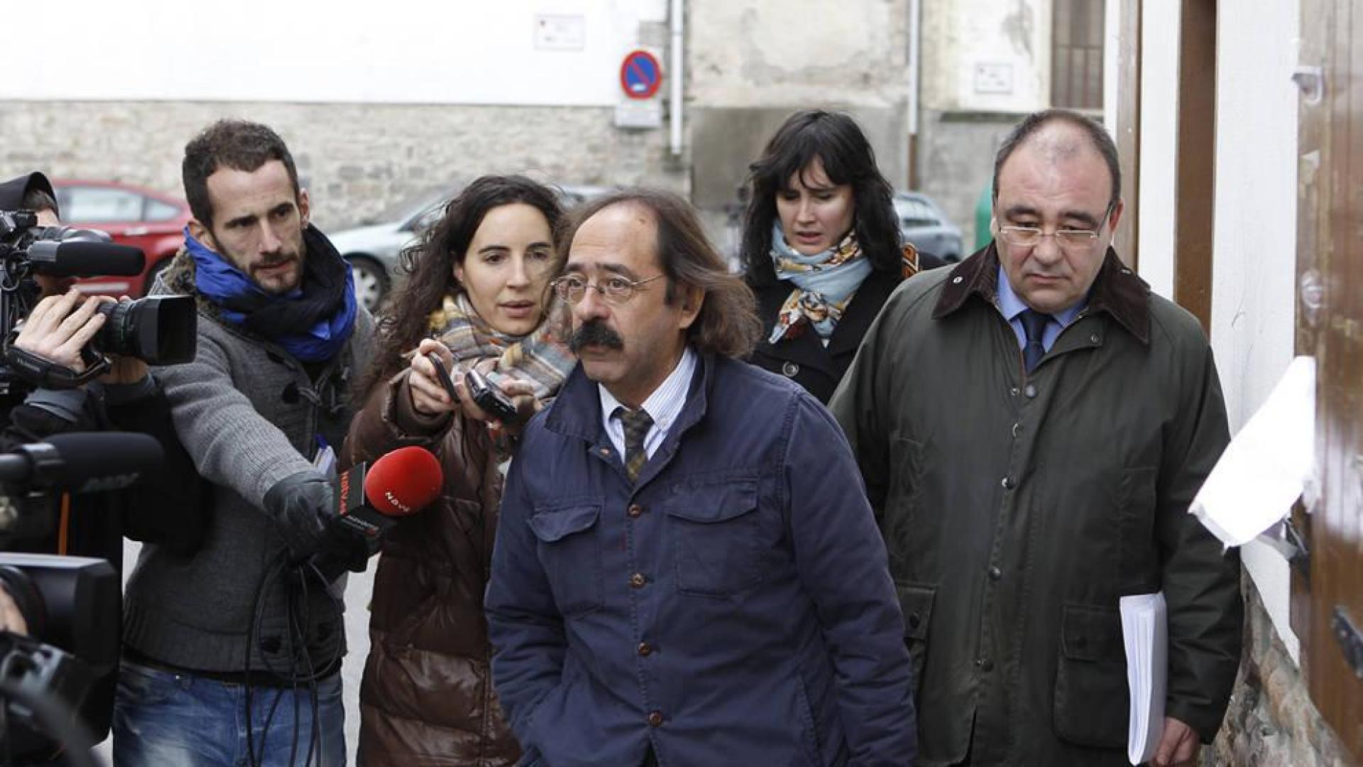 Javier Asáin, en el centro de la imagen, atiende a los medios de comunicación tras acompañar a Andía, derecha, en una declaración en Aoiz.