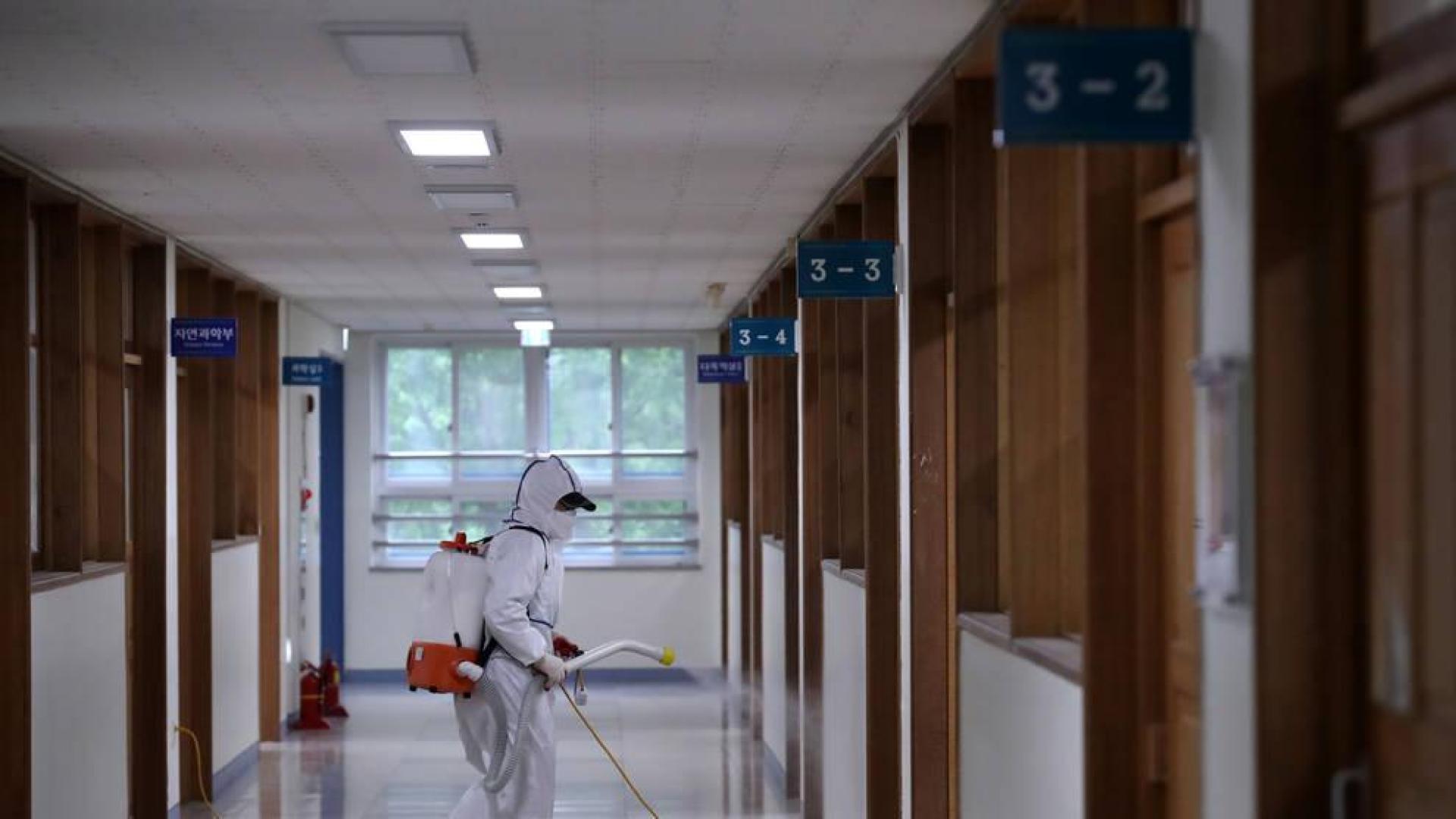 Seúl retrasa la apertura de los colegios después de que un cliente de clubes nocturnos creara un foco viral