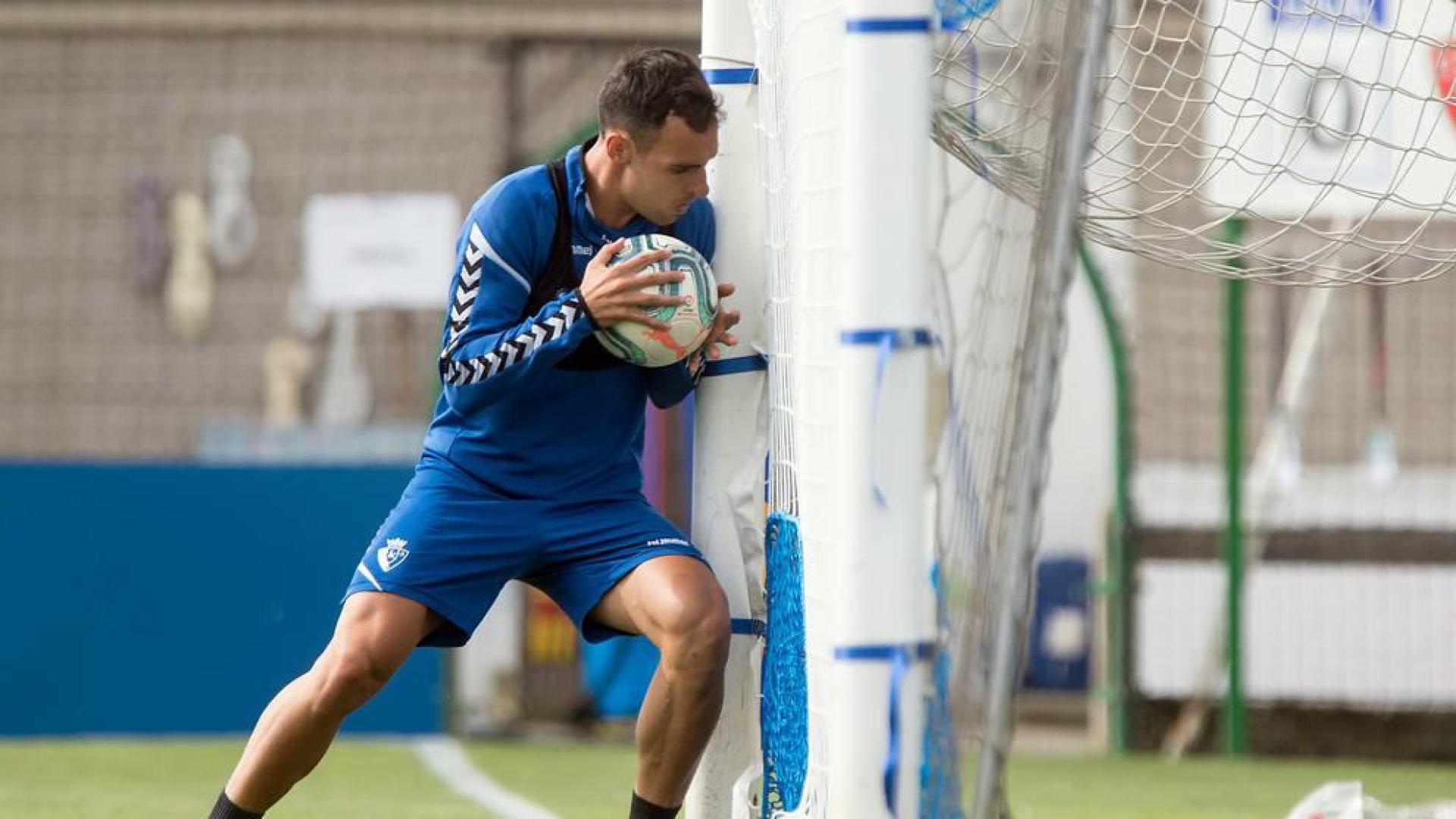 Los jugadores de Osasuna se ejercitan de manera específica