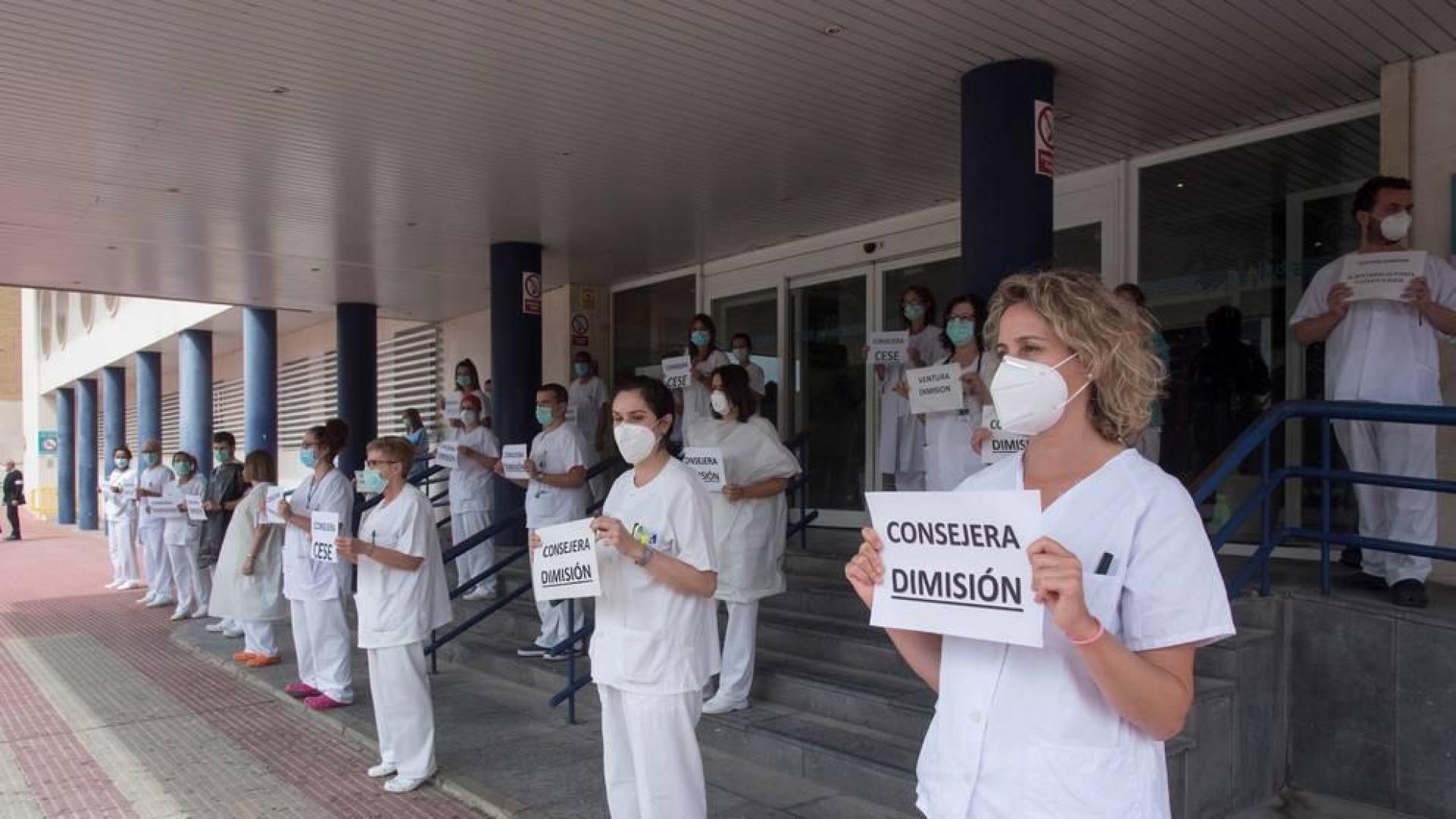 Concentración en el hospital San Jorge de Huesca del personal sanitario para pedir la dimisión de la consejera de Sanidad de Aragón, Pilar Ventura, por afirmar en la Comisión de Sanidad que para los sanitarios era un estímulo hacerse sus propios equipos de protección para la epidemia del coronavirus.