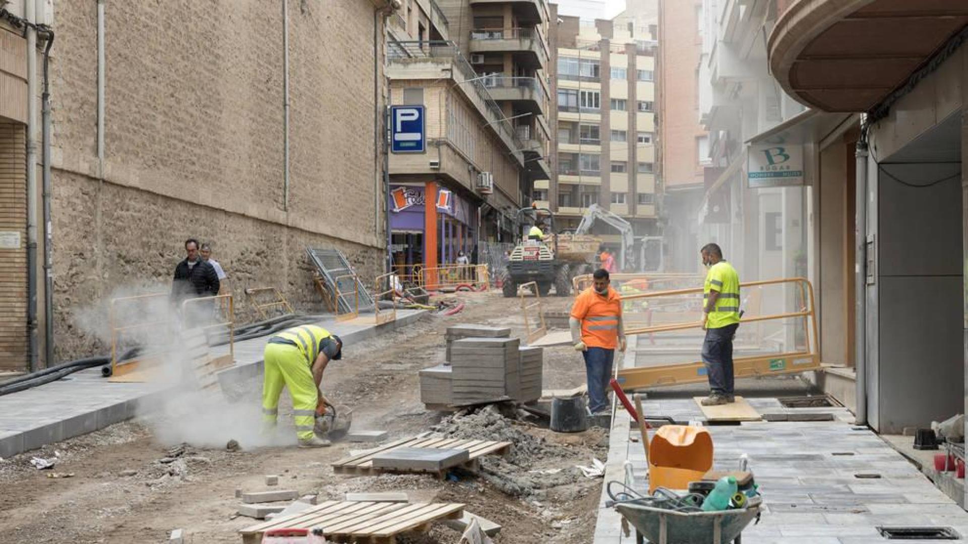 Varios operarios trabajan en el tramo de la calle Capuchinos de Tudela.