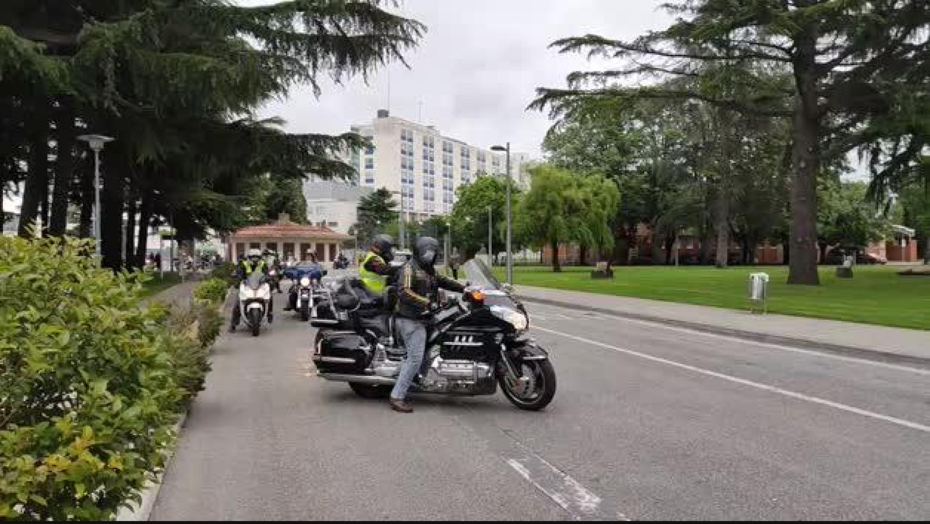 Vídeo del homenaje de motoristas a los sanitarios navarros
