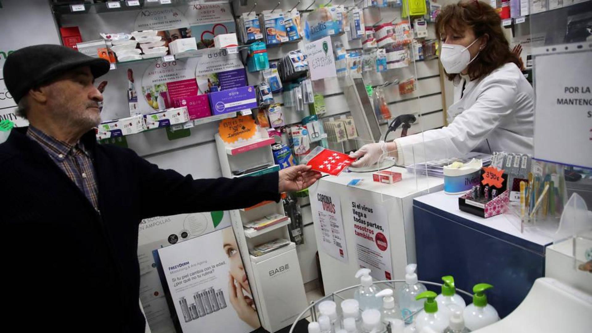 Sanidad estudia hacer obligatorio el uso de mascarillas en lugares públicos