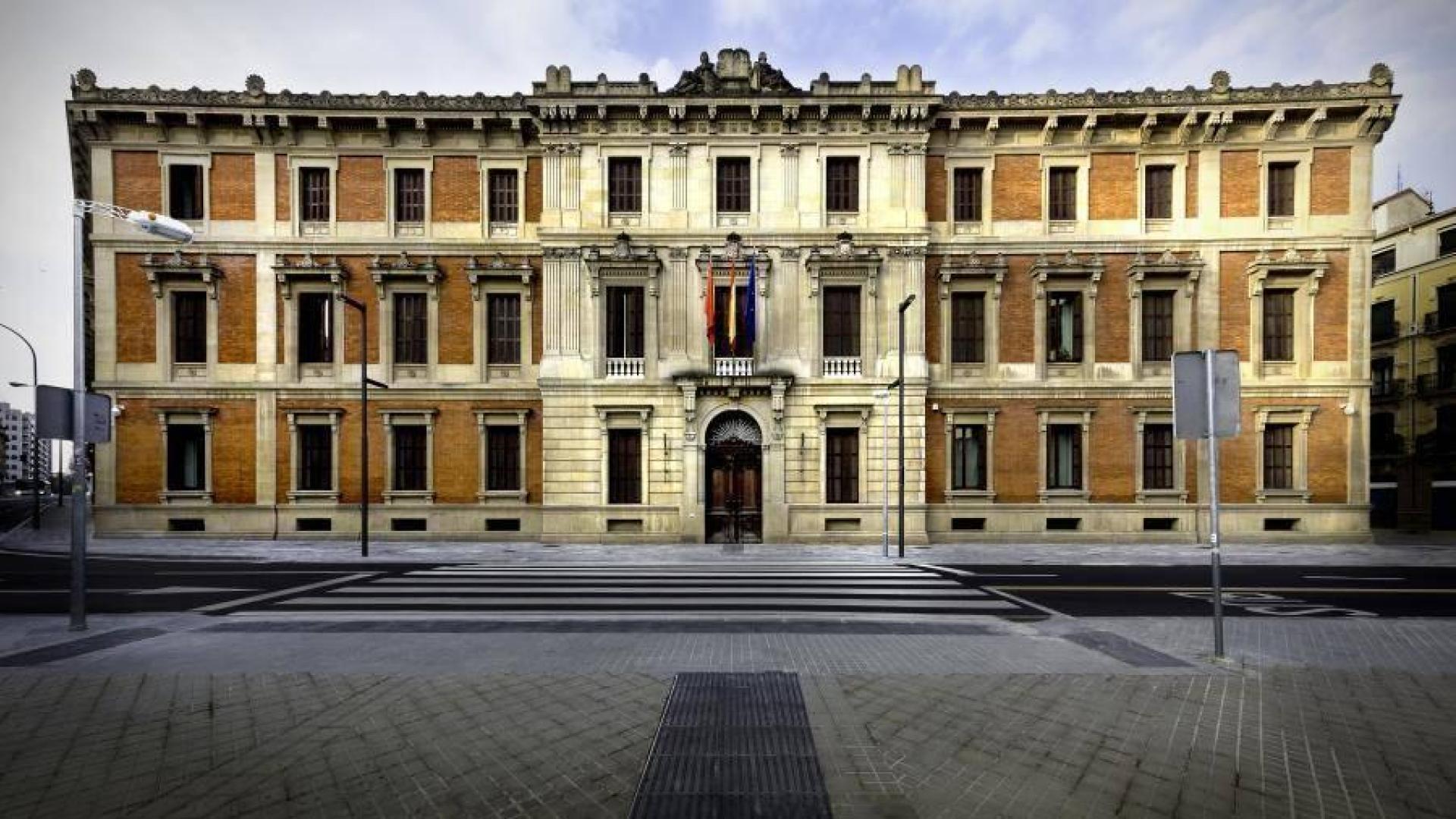 El Parlamento se ilumina de blanco por la campaña 'Dando luz al dolor'