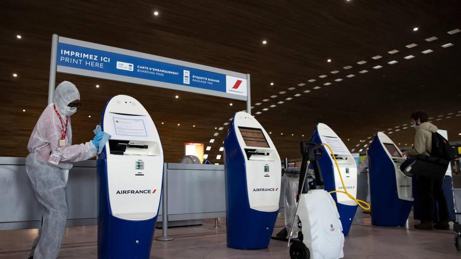 Medidas de higiene en la terminal 2 del aeropuerto internacional Charles de Gaulle de París