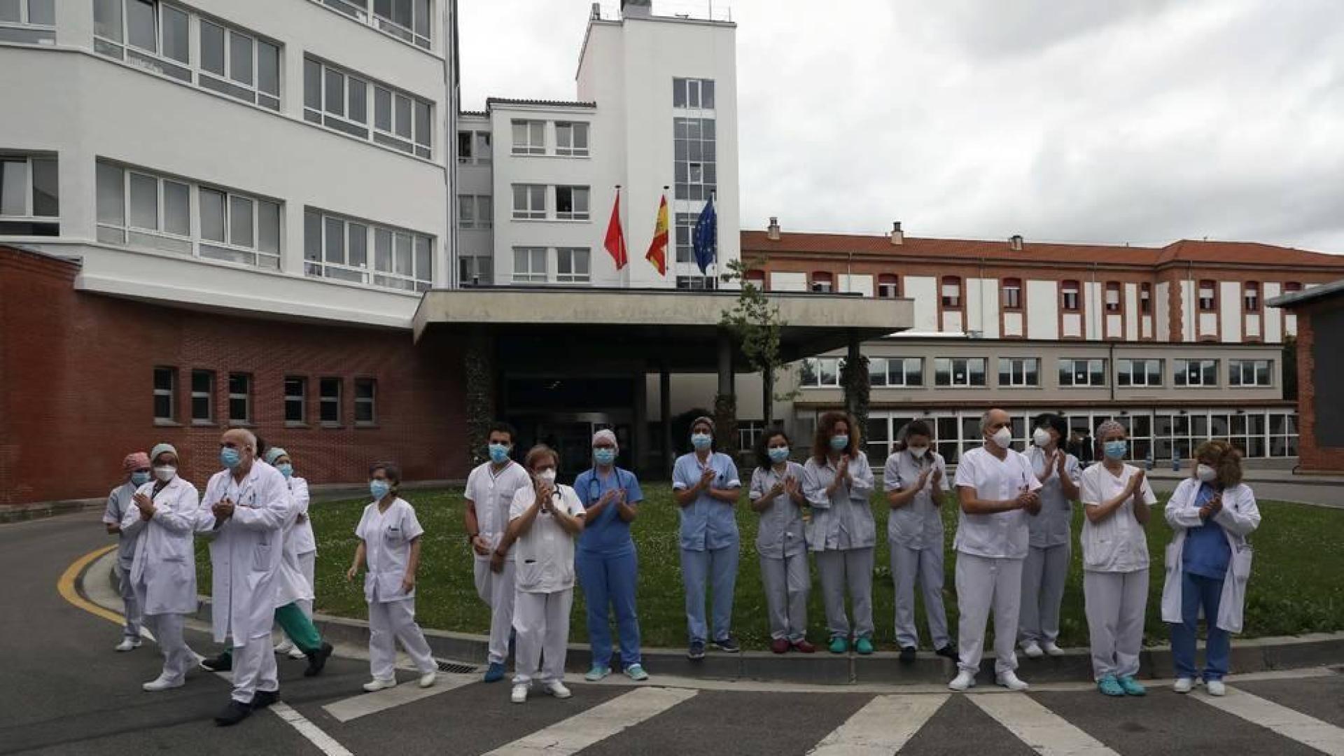Sanitarios, en las puertas del CHN, homenajean a los médicos fallecidos por coronavirus.