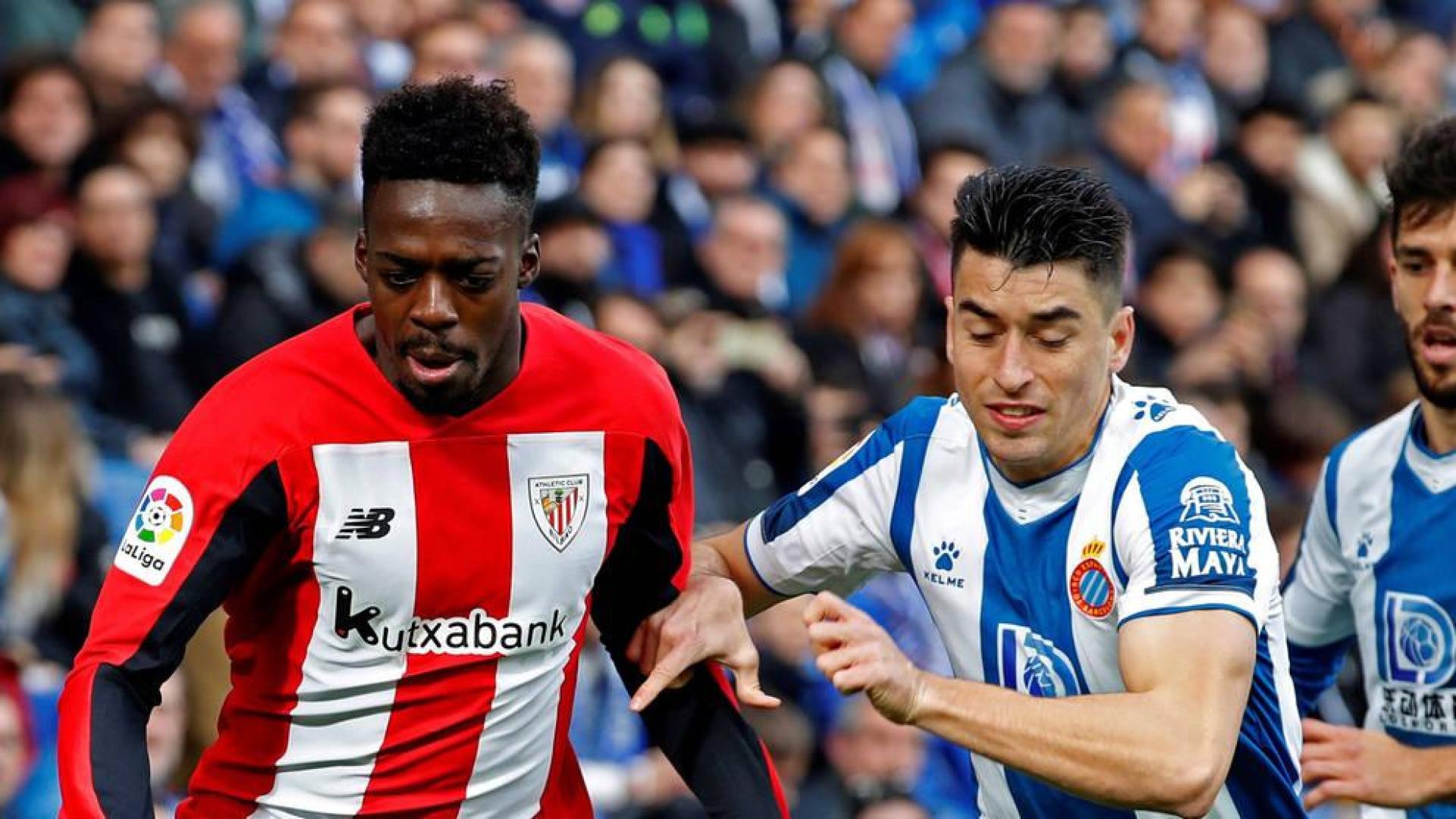 El delantero del Athletic de Bilbao Iñaki Williams, y el jugador del Espanyol Marc Roca pelean por un balón