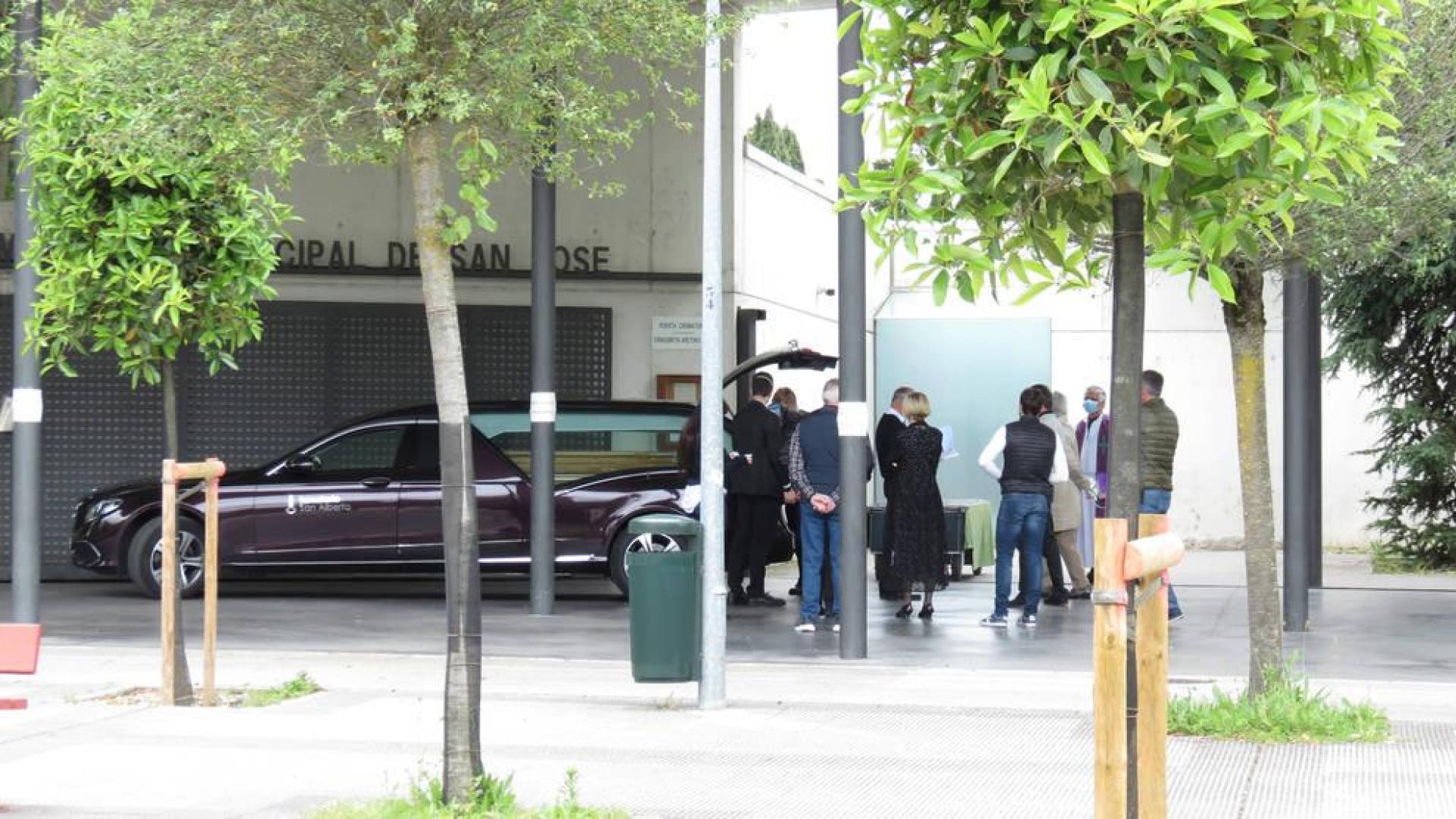 La llegada de un coche fúnebre al cementerio de Pamplona.