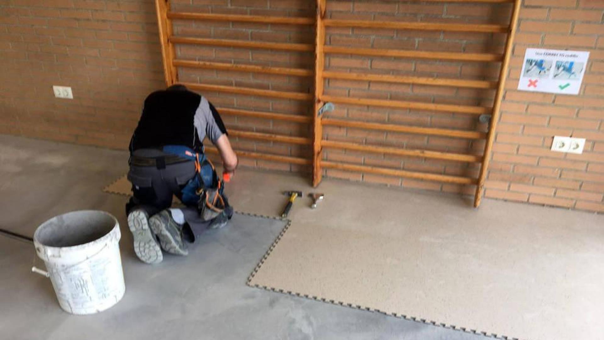 San Adrián adelanta el cambio de suelo del gimnasio municipal