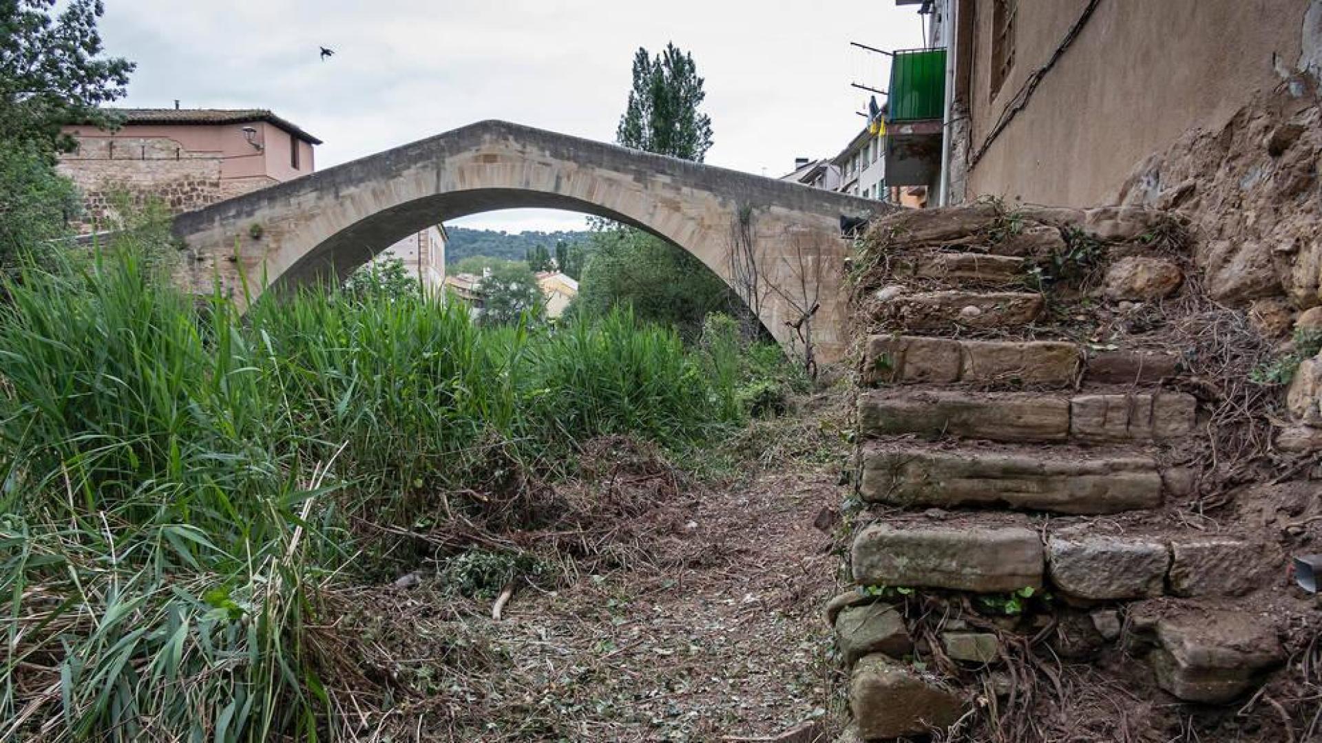 Escaleras de piedra que han aparecido en las traseras de las casas en la orilla del río Ega