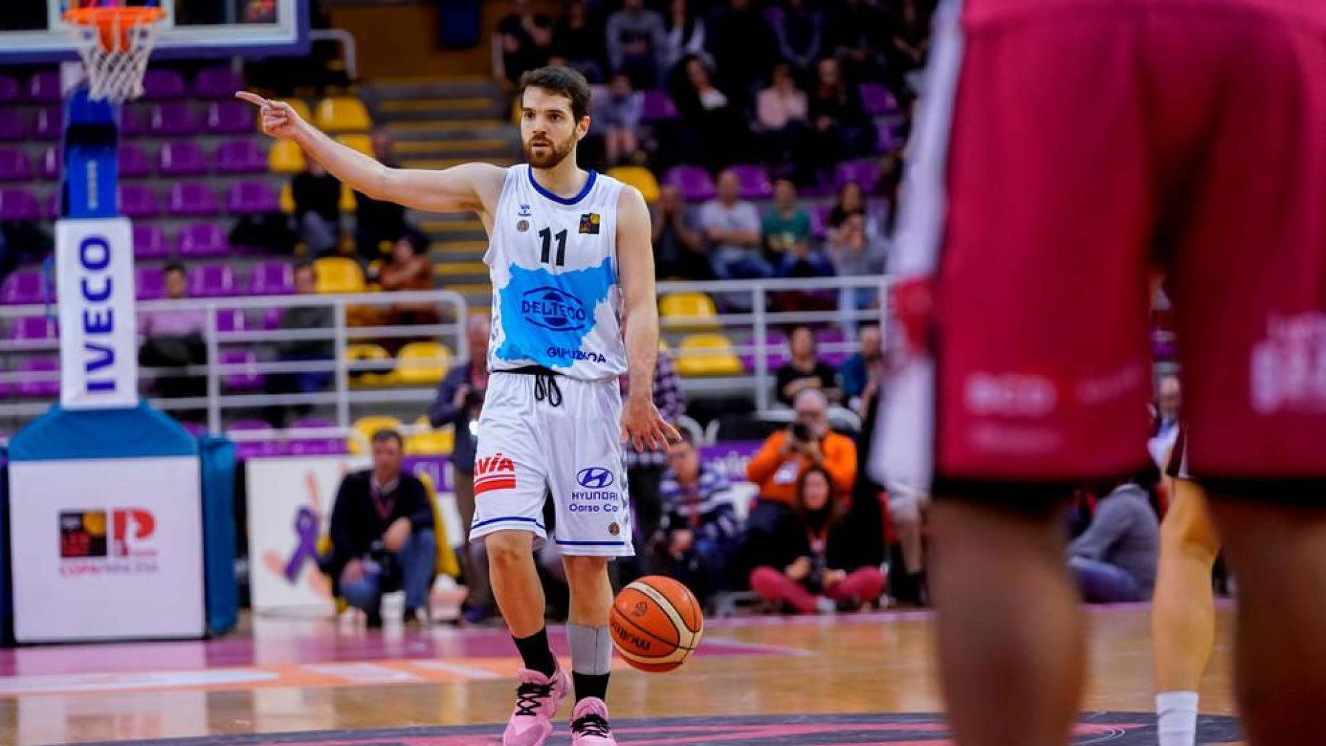 El base navarro Mikel Úriz marca la jugada en la final de la Copa Princesa, título que su equipo, el Delteco Gipuzkoa Basket, ganó esta temporada.