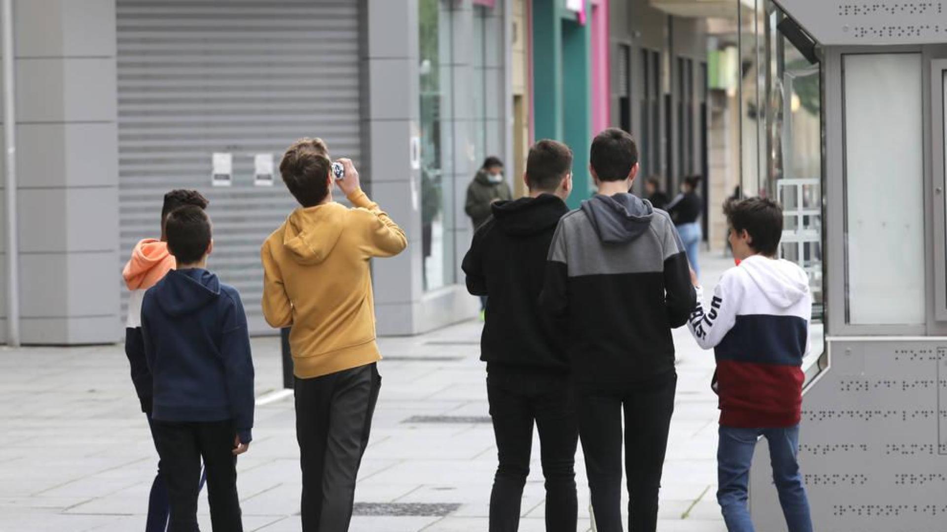 Adolescentes paseando por una calle de Pamplona