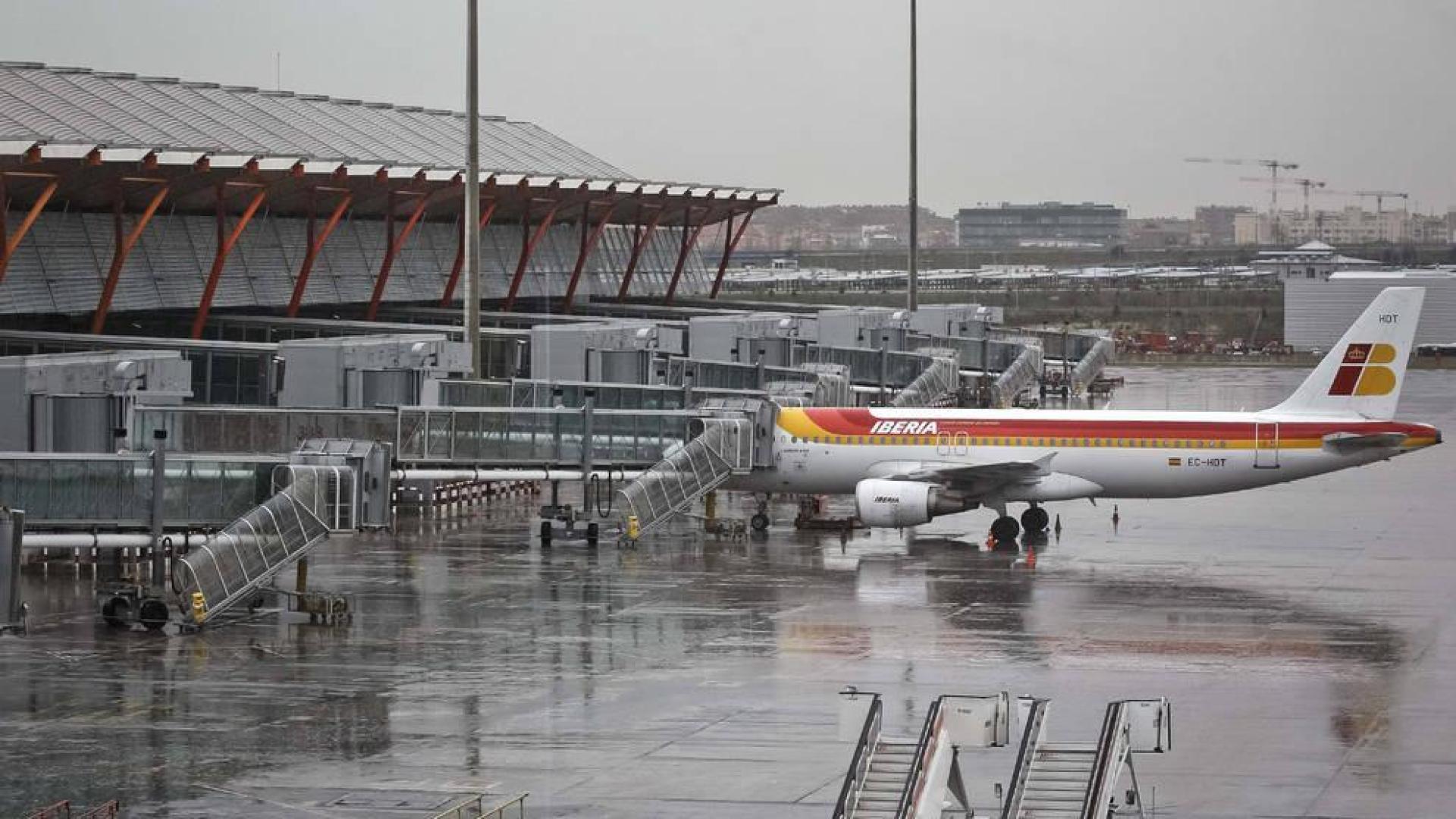 Se busca al dueño de un avión abandonado en el aeropuerto de Barajas