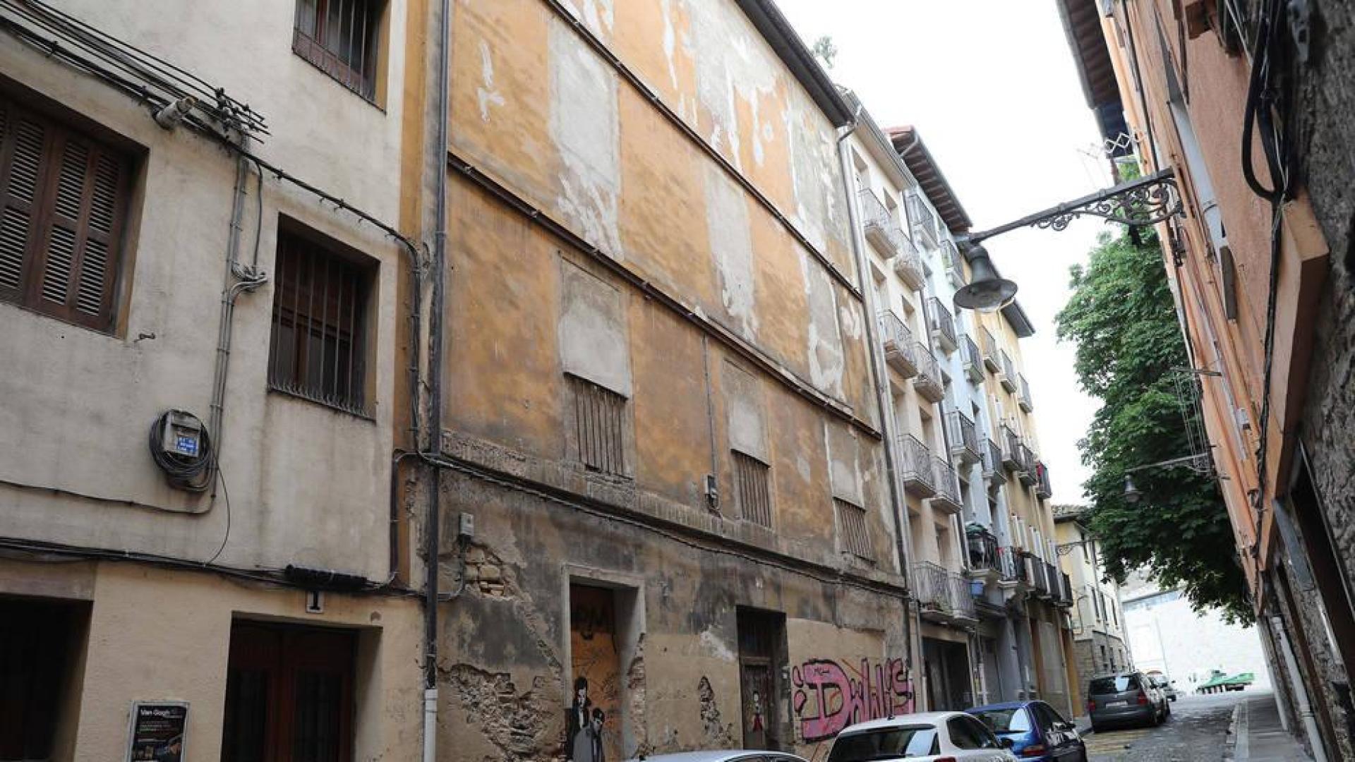 La fachada del edificio de la calle Dos de Mayo, con todos los huecos tapiados desde hace tiempo.