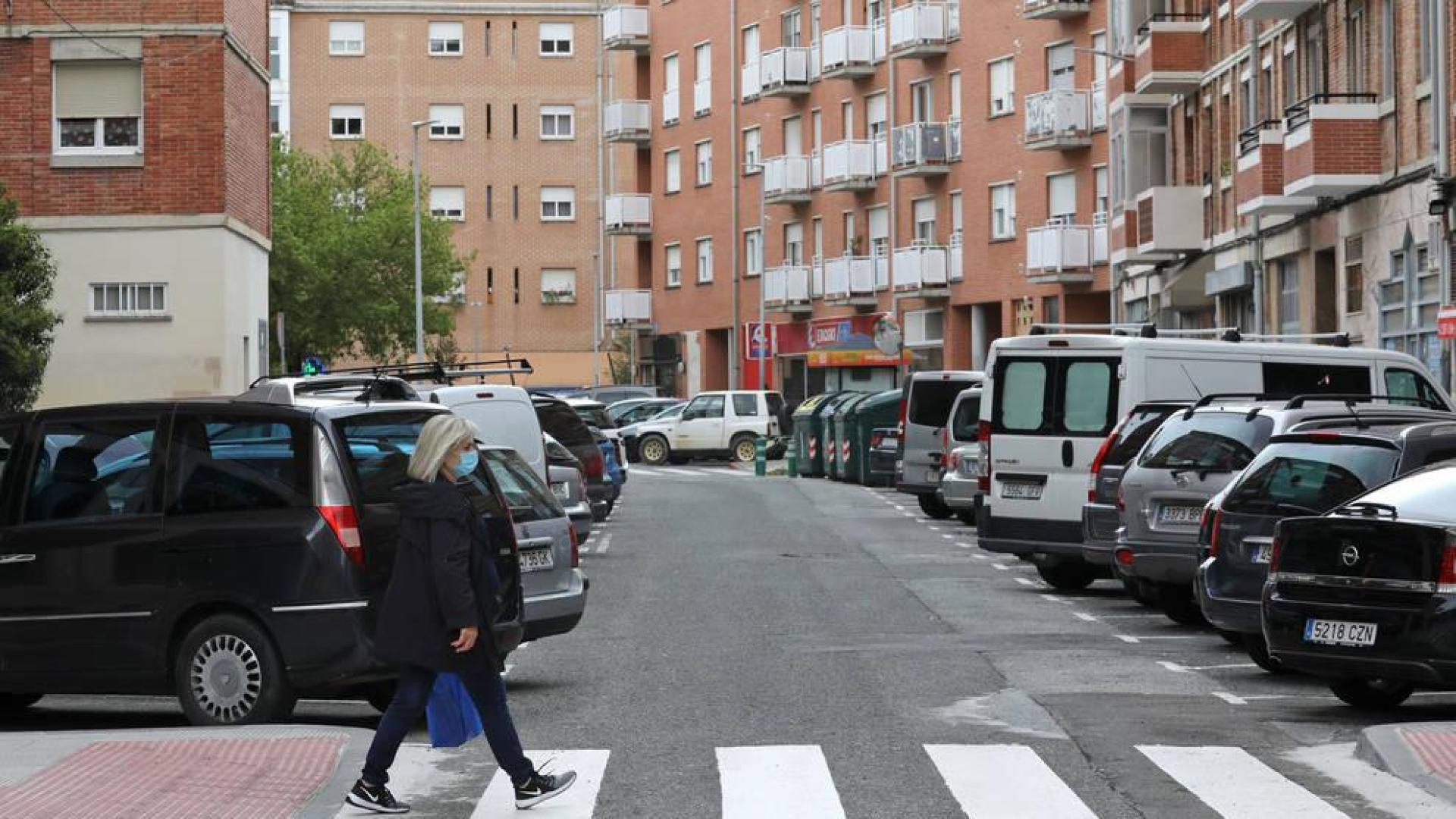 Una persona cruza la calle Ricardo Bel, donde se suprimirán parte de los aparcamientos.