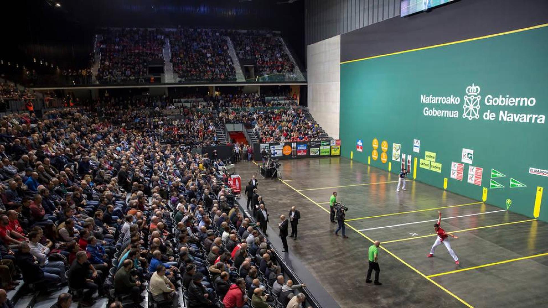Joseba Ezkurdia y Jokin Altuna, en la última final del Cuatro y Medio que se jugó en el Navarra Arena.