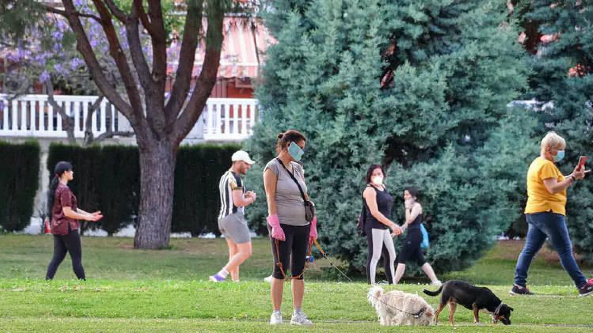 Paseantes en un parque de Huelva el 8 de mayo de 2020.