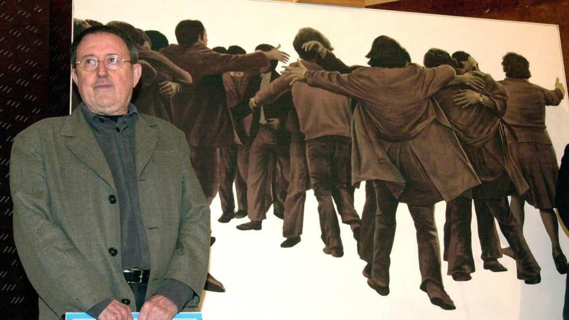 Juan Genovés, junto a su obra más reconocida, 'El abrazo', en 2001.