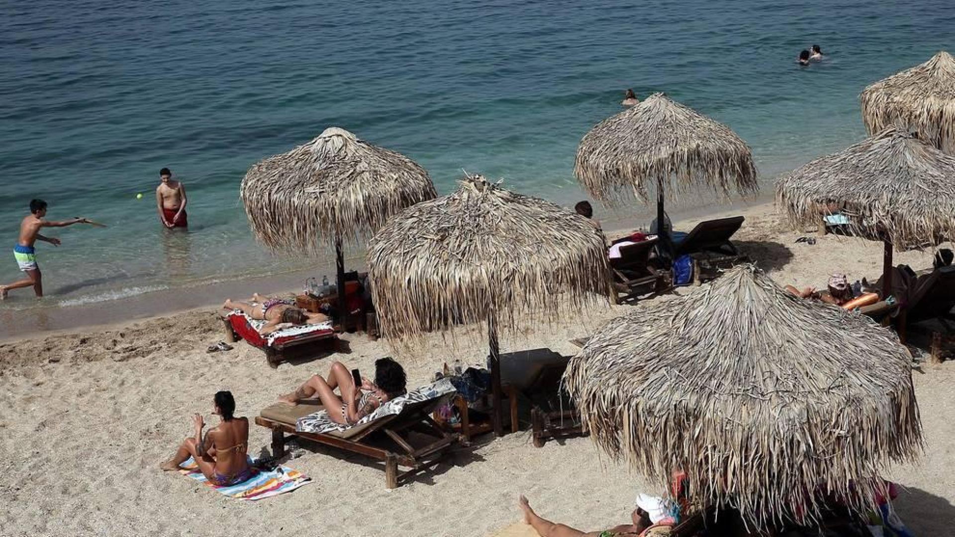 Los griegos estrenan las playas bajo una ola de calor y con distanciamiento