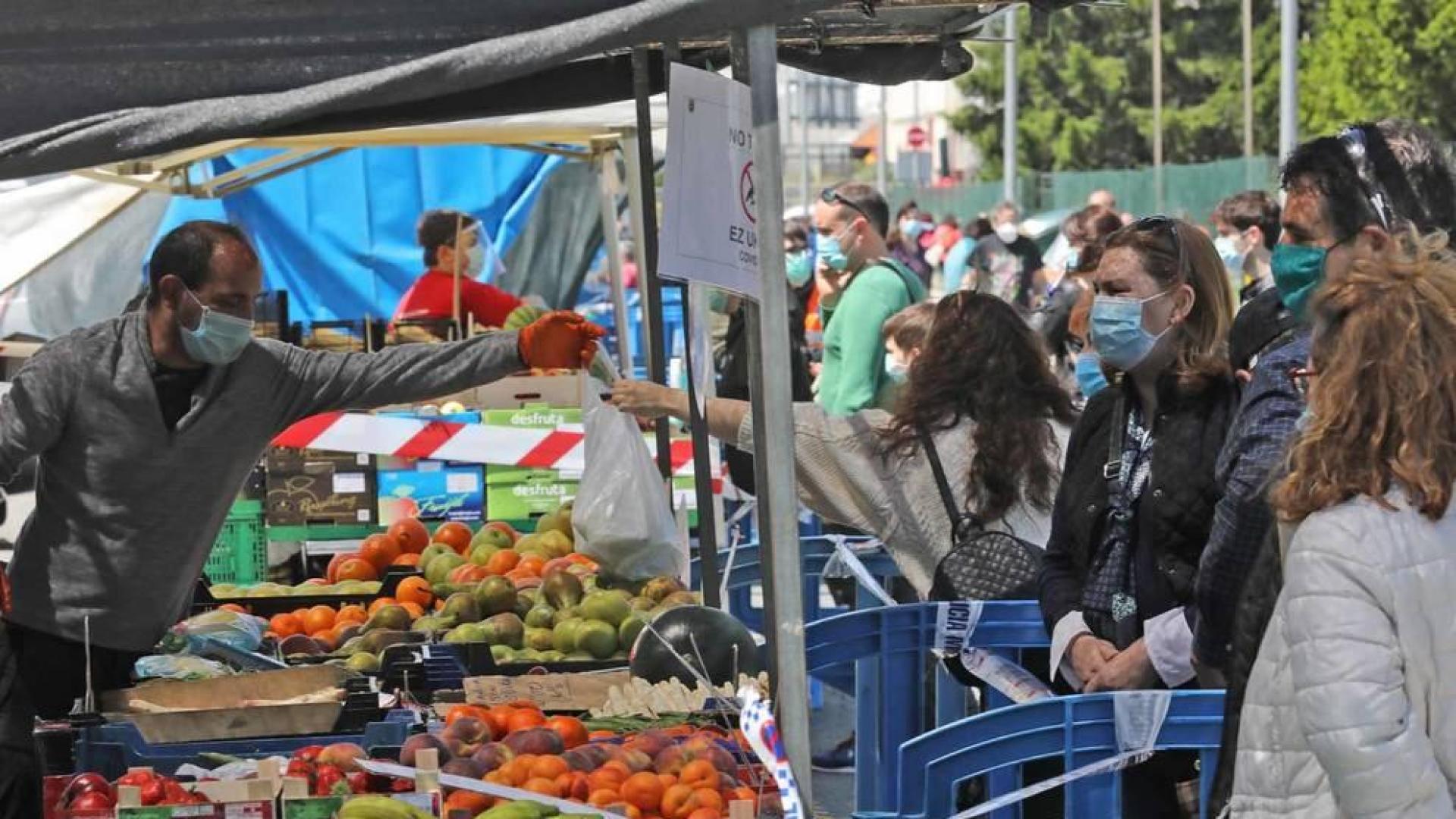 Fotografías de la reapertura del mercadillo de Landaben tras dos meses de cierre obligado
