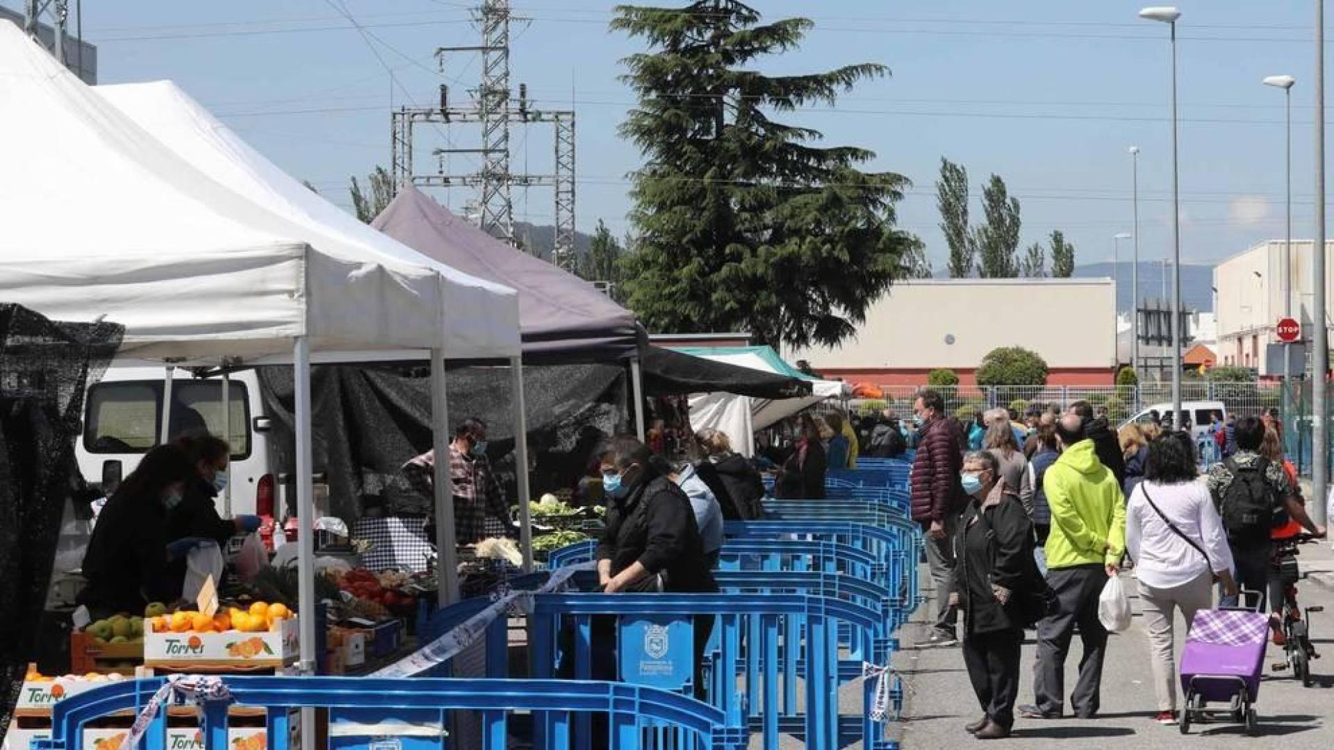 Fotografías de la reapertura del mercadillo de Landaben tras dos meses de cierre obligado