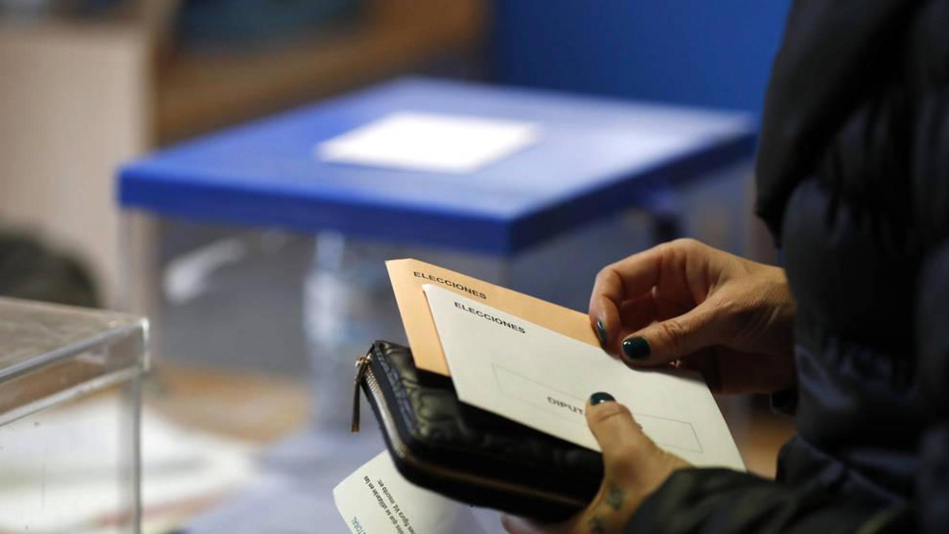 Una mujer espera su turno ante la urna para poder votar
