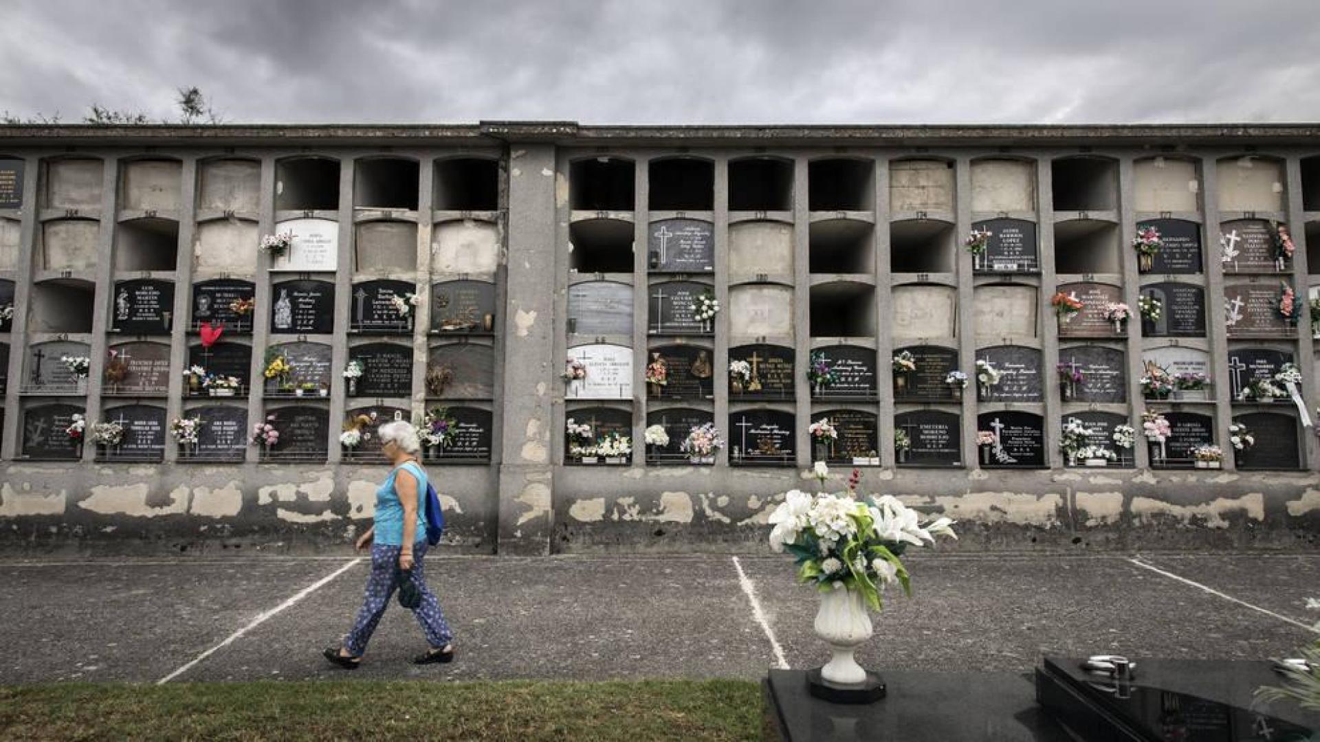 Los nichos del cementerio pamplonés de San José se van quedando deshabitados a partir del tercer piso en los grupos.