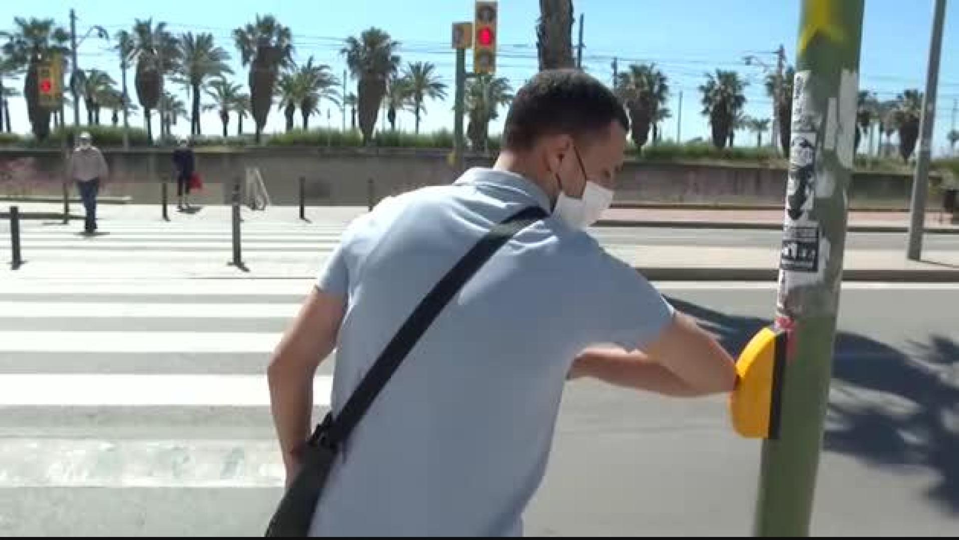 Vídeo | Los semáforos para peatones se adaptan al covid en Mataró