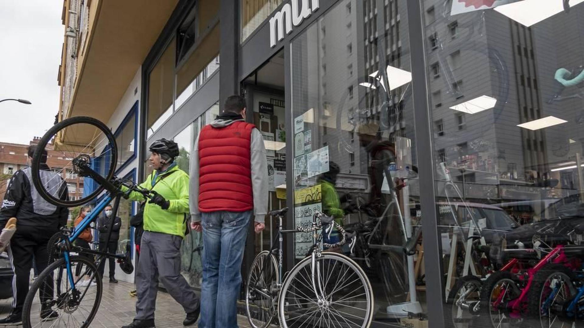 Un cliente retira una bicicleta de una tienda de bicicletas.