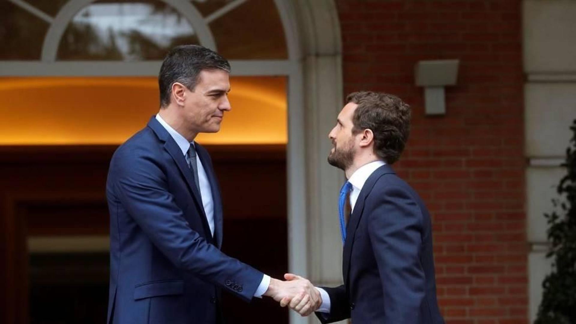 Arranca la reunión de Sánchez y Casado tras saludarse con un apretón de manos